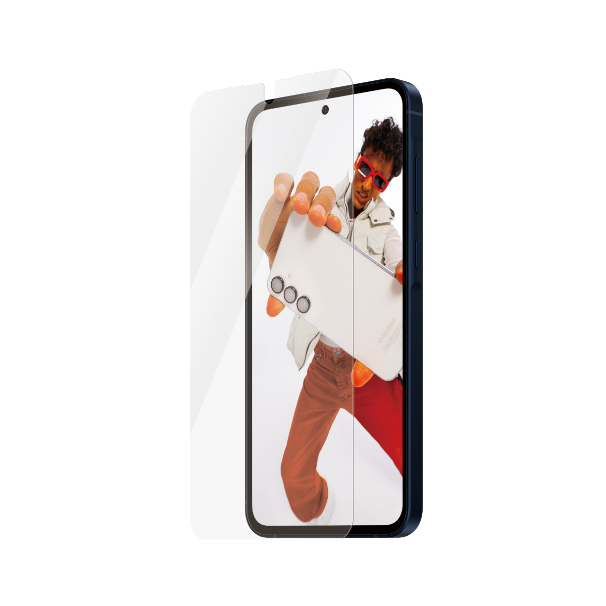 Telefon z ochraniaczem ekranu. Osoba trzyma telefon. Ekran pokazuje osobę.