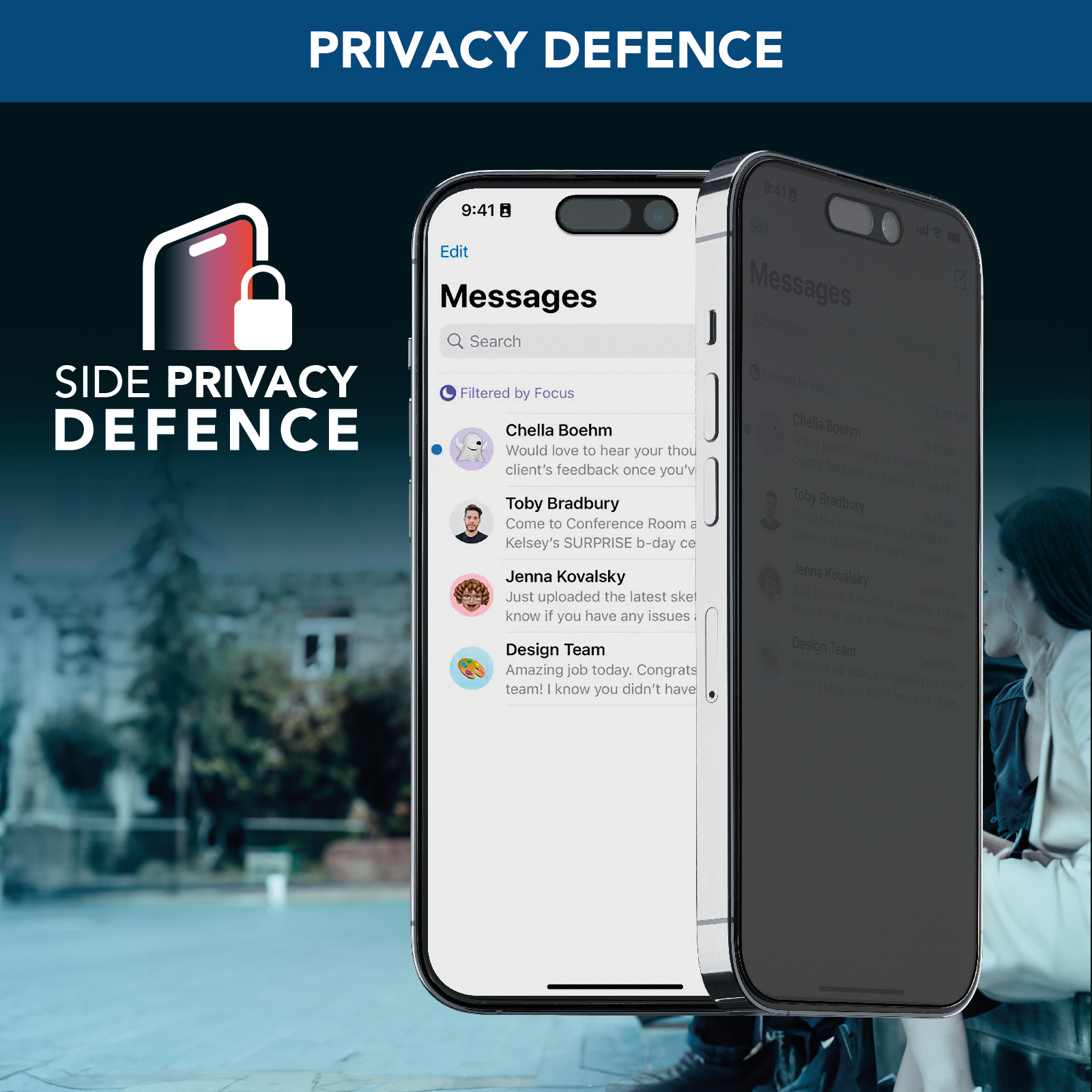 Telefono con protezione schermo privacy. Lo schermo appare scuro. Lo sfondo mostra persone e un edificio.