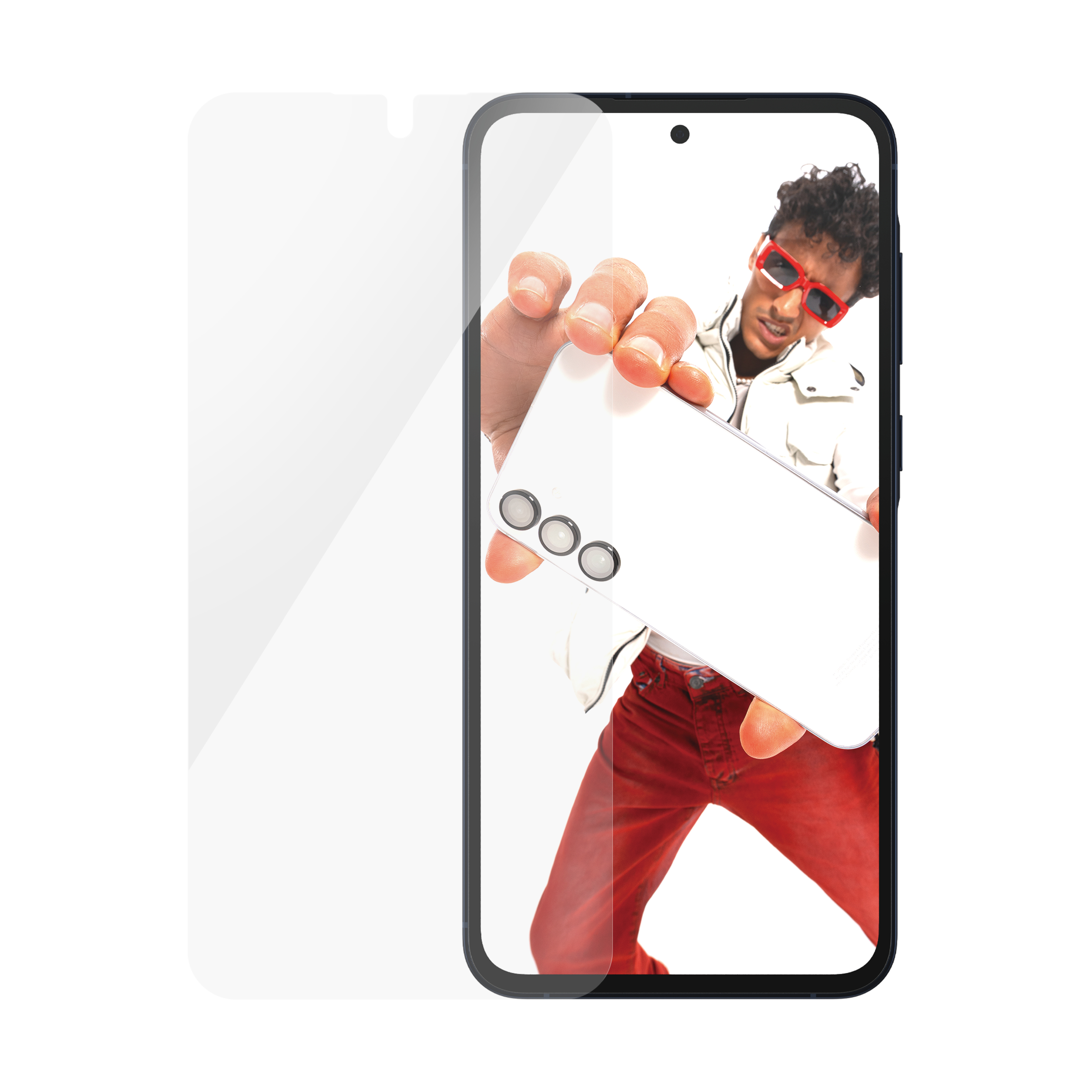 Un telefono con protezione schermo, un uomo che tiene in mano un telefono sullo sfondo.
