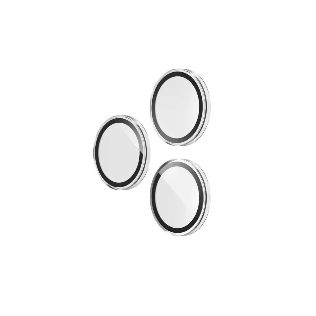 Tre protezioni per lenti della fotocamera circolari e trasparenti con bordi argentati, su sfondo bianco.