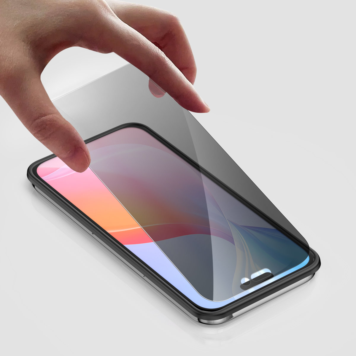Una mano sta mettendo una protezione per lo schermo su un telefono. Il telefono è in una custodia.