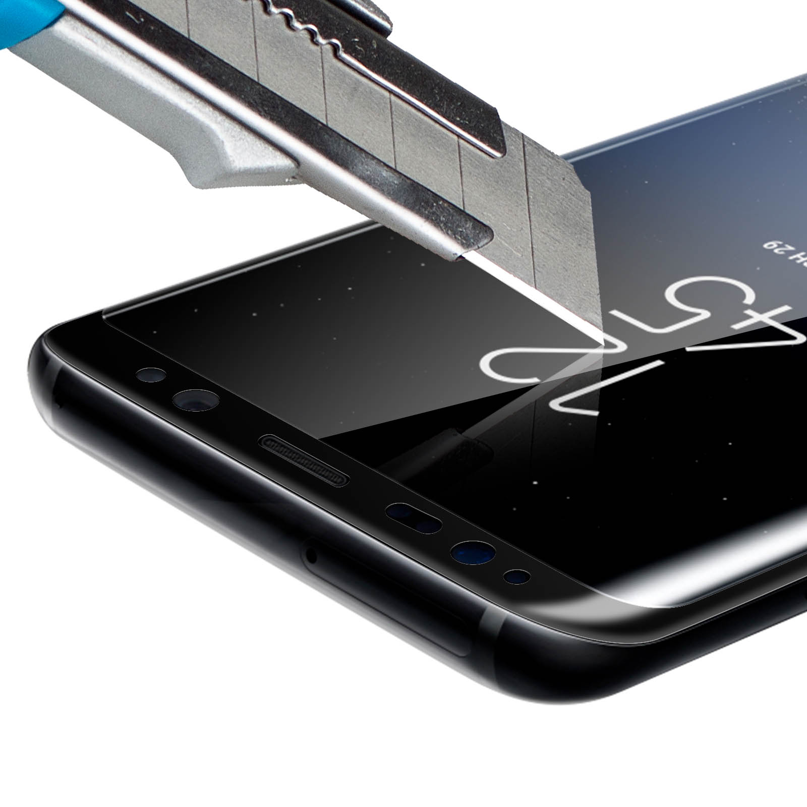 Un couteau coupe un protecteur d'écran sur un smartphone. L'écran du téléphone est visible.