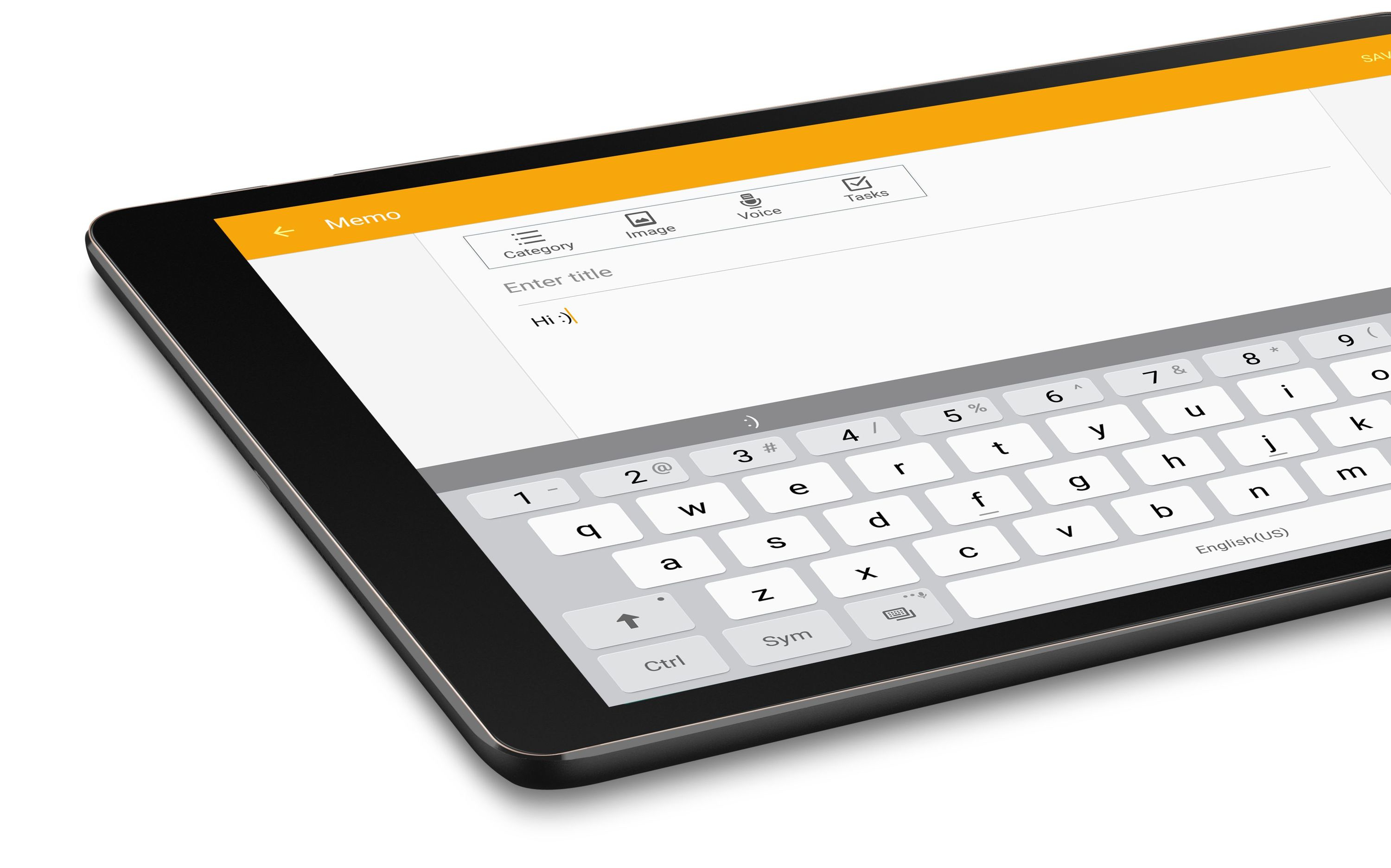 Tablet con tastiera e applicazione blocco note aperta. Sfondo bianco.