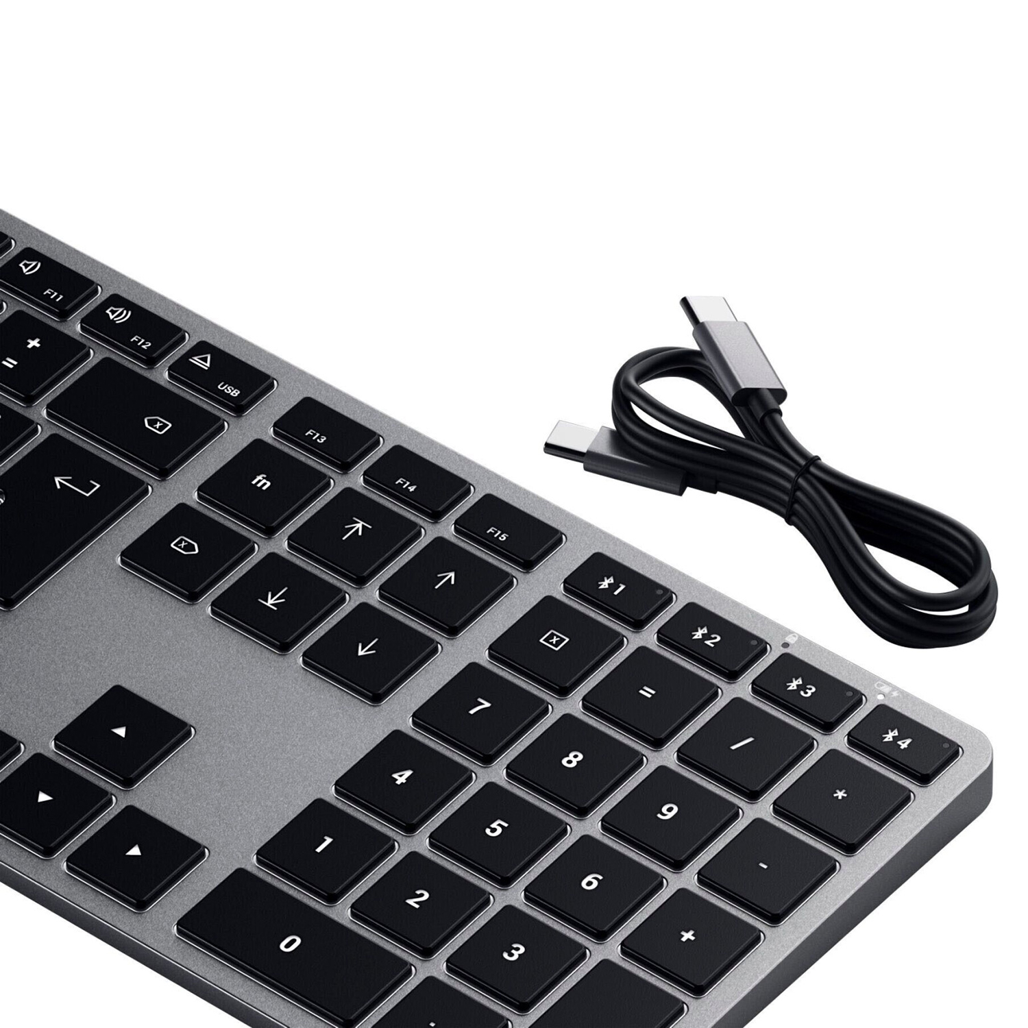 Silberne Tastatur mit schwarzen Tasten. Rechts ein schwarzes und silbernes USB-C-Kabel.