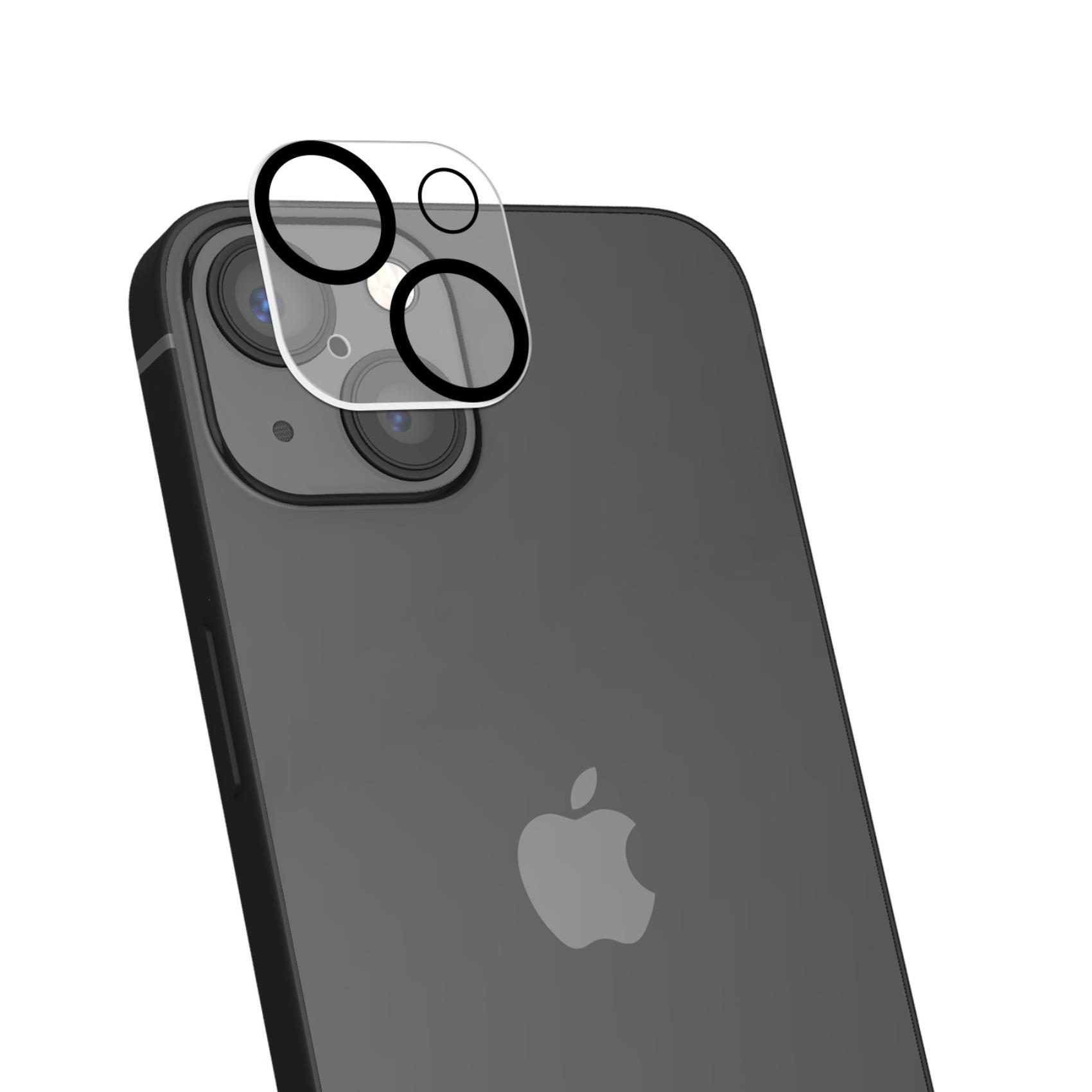 Un telefono con protezione per lenti della fotocamera su sfondo bianco.