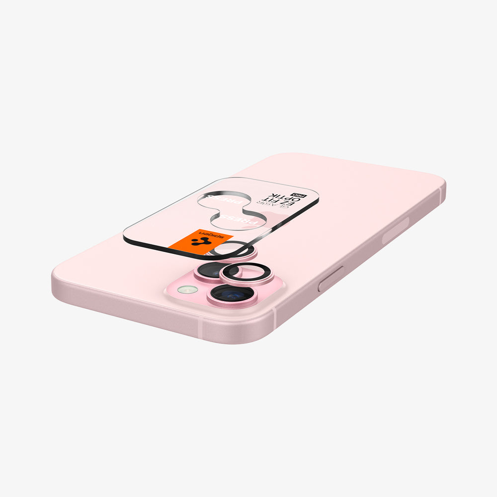 Różowy telefon z przezroczystą osłoną obiektywu i nałożoną ochroną obiektywu.