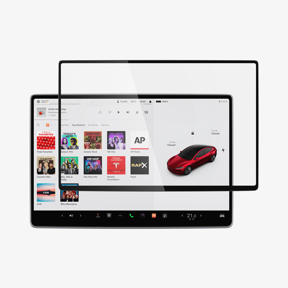 Schermo dell'auto Tesla che mostra un'interfaccia utente con navigazione, musica e controlli dell'auto.