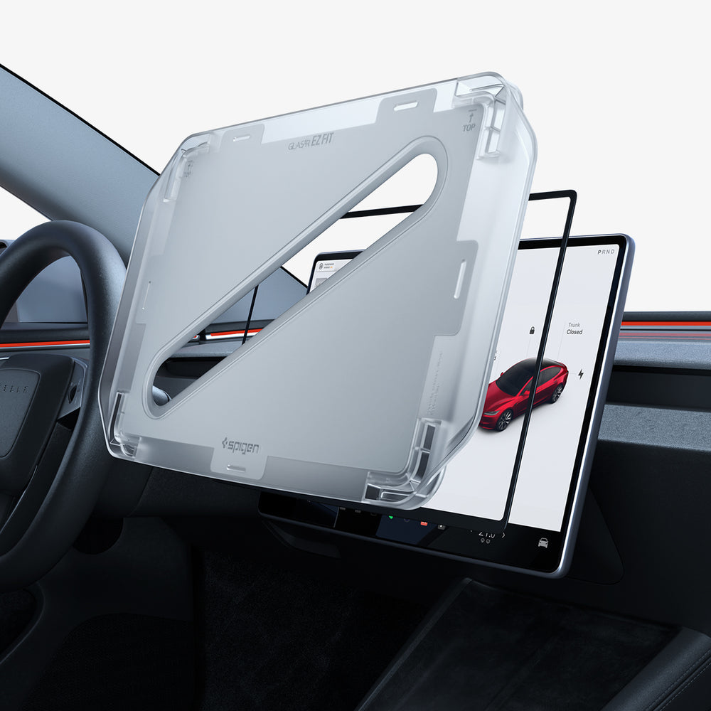 Interni auto Tesla con kit protezione schermo applicato allo schermo del cruscotto.