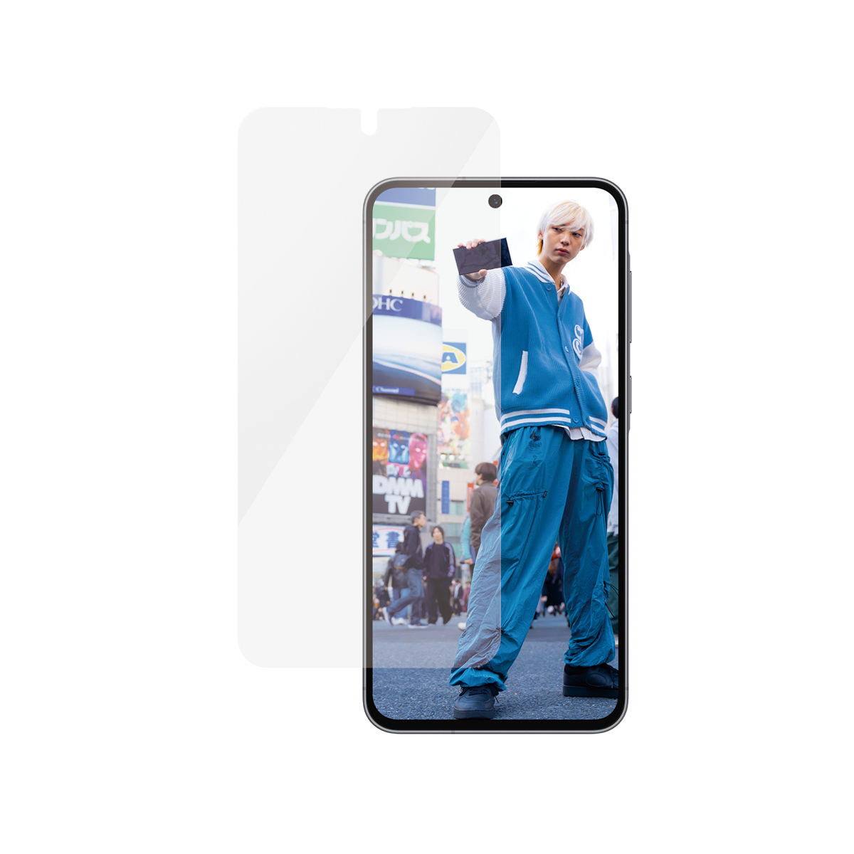 Een persoon in Tokio maakt een selfie. Een schermbeschermer staat naast de telefoon.