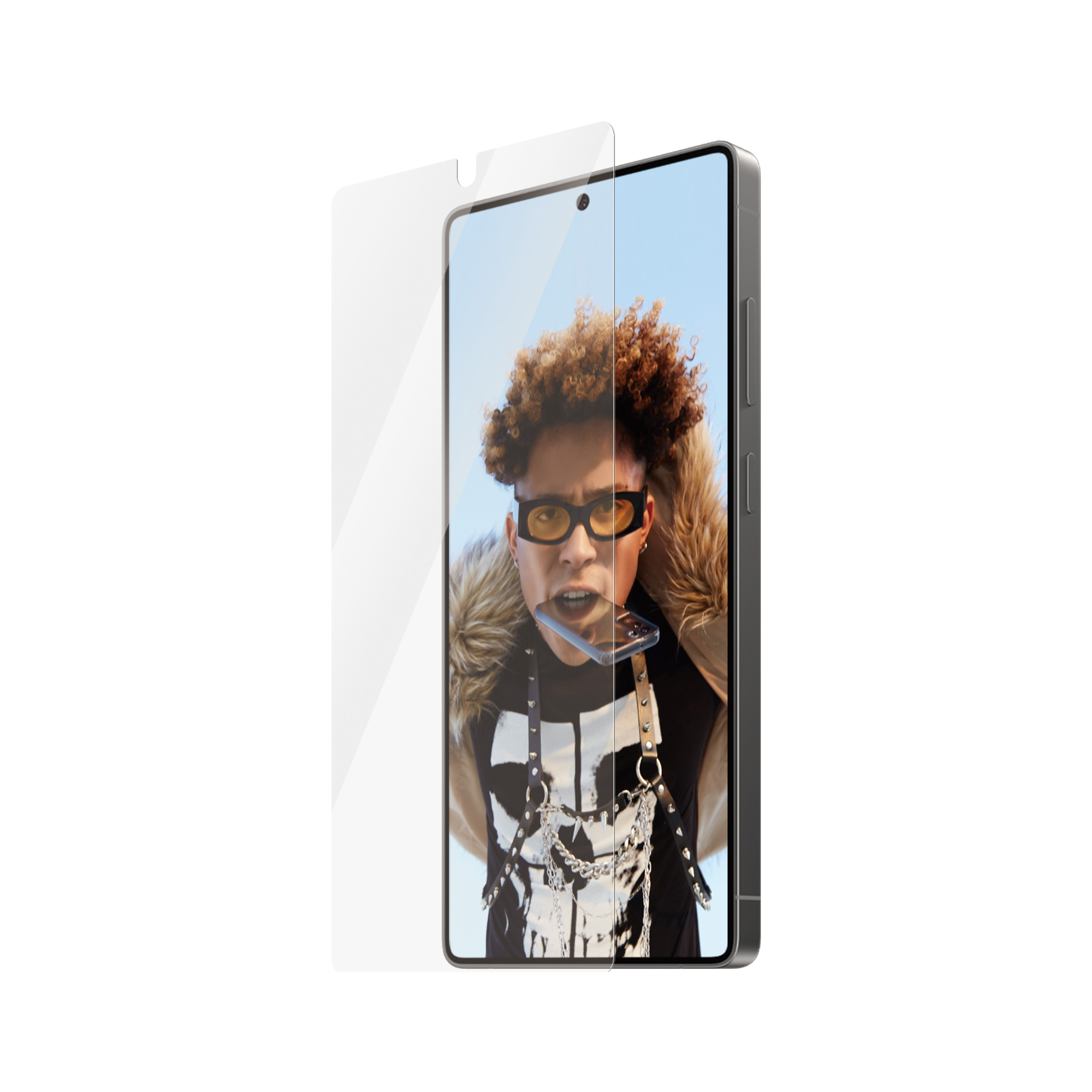 Smartfon z osłoną ekranu i osobą na ekranie. Osoba ma żółte okulary.