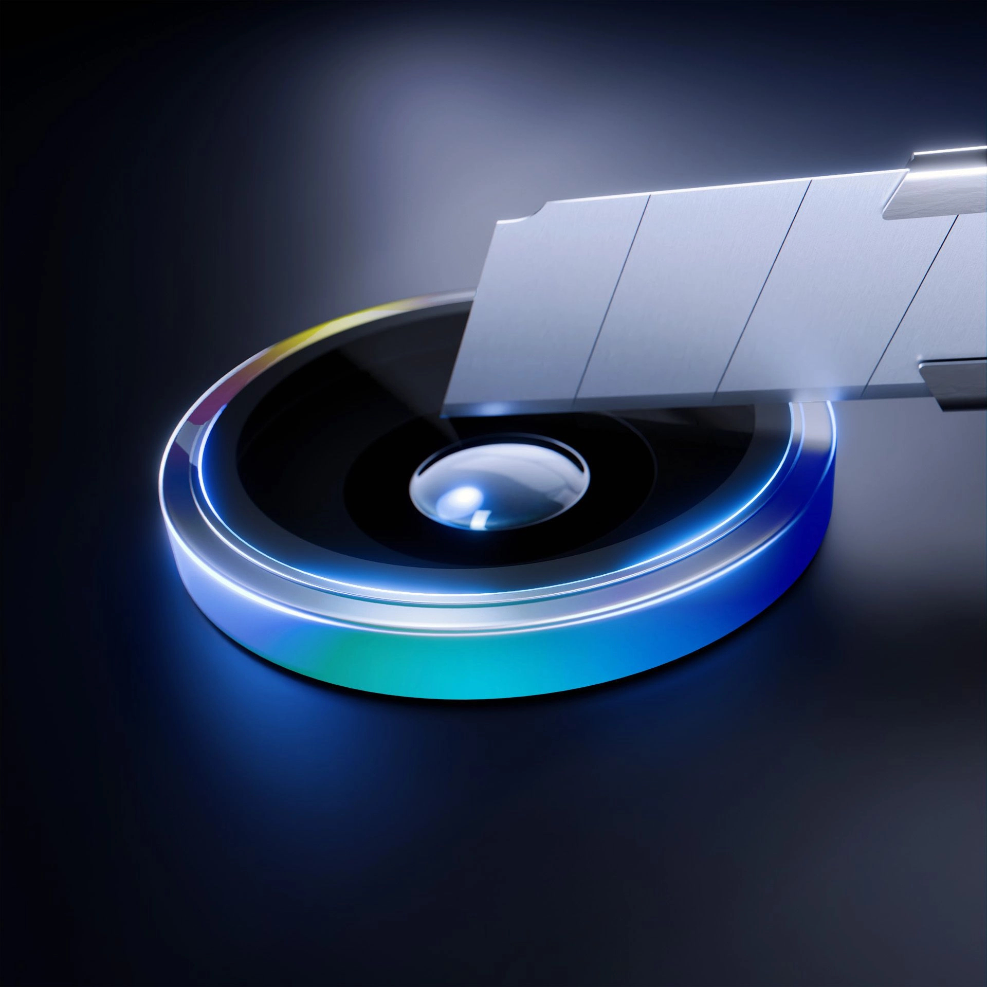 Ostrze noża nad obiektywem aparatu w telefonie z kolorowymi odbiciami światła.