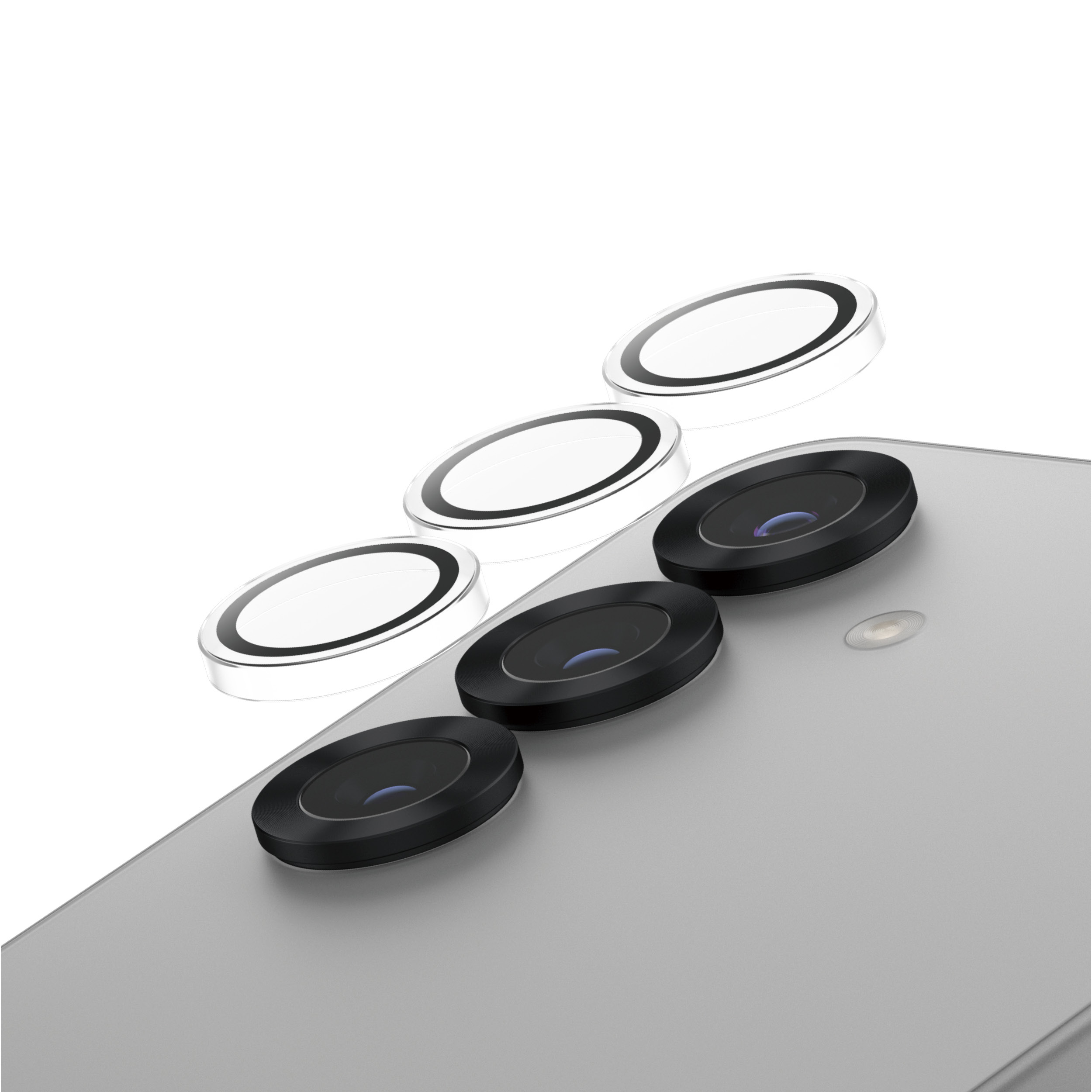 Teléfono con protectores de lente de cámara. Las lentes son negras. Cuerpo del teléfono plateado, fondo blanco.