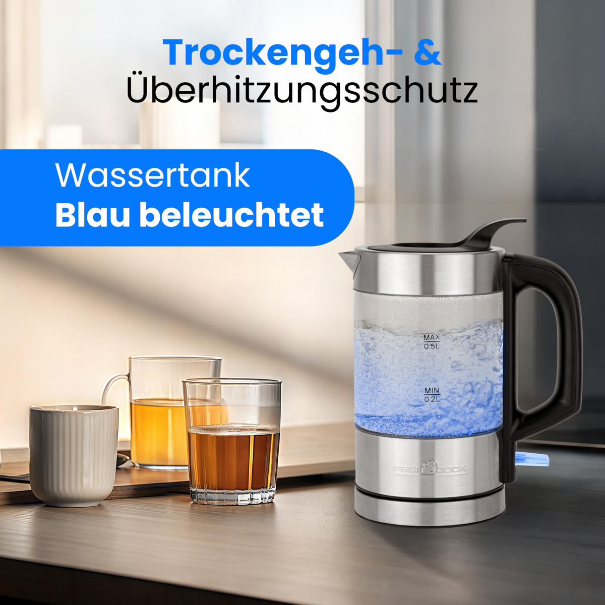 Czajnik z niebiesko podświetlaną wodą. Trzy szklanki herbaty na stole. Słowa o ochronie przed przegrzaniem.