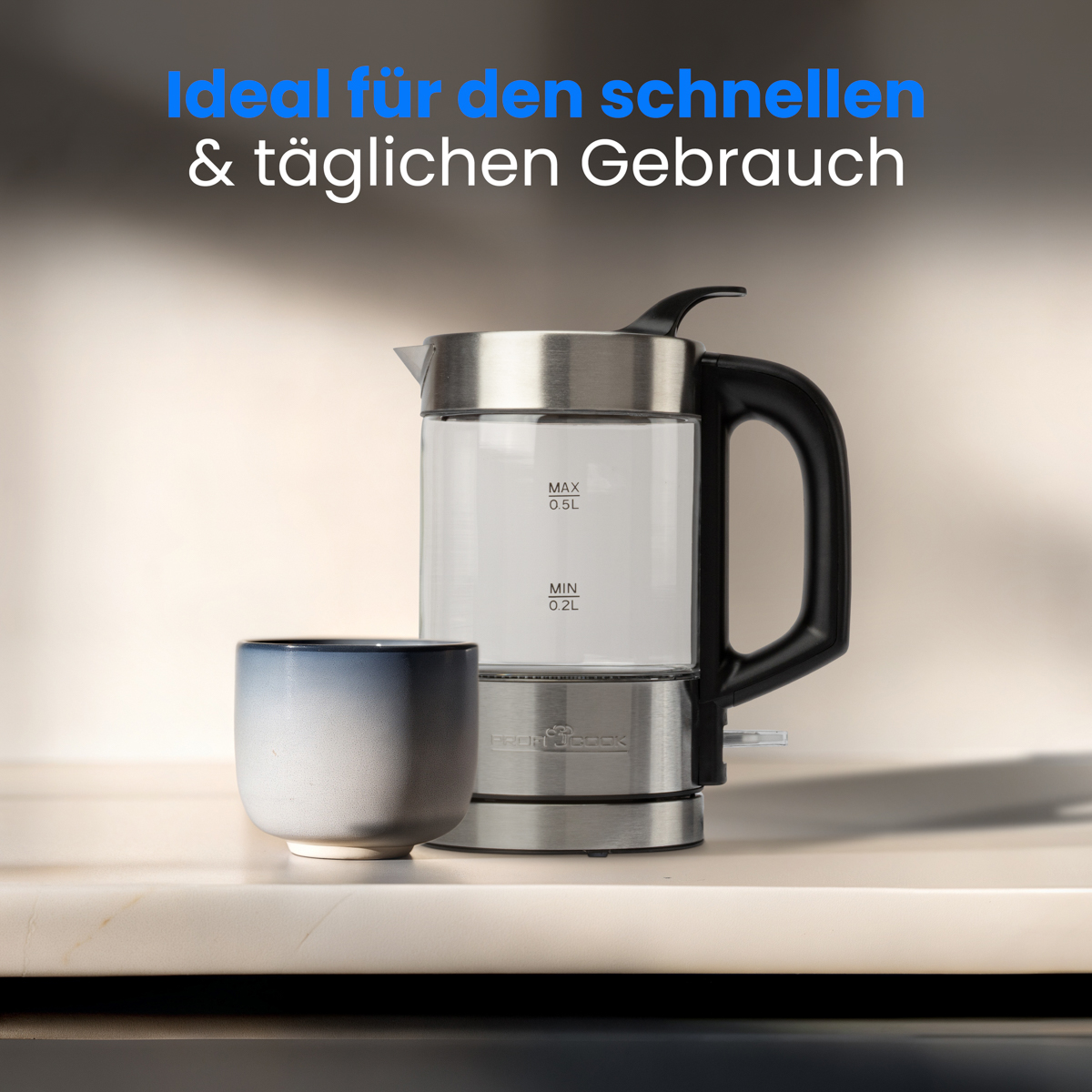 Szklany czajnik elektryczny i kubek na białej powierzchni. Tekst w tle: Idealny do codziennego użytku.