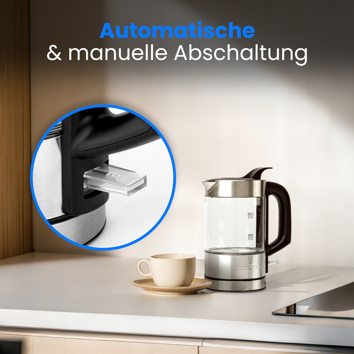 Szklany czajnik na białej powierzchni, z filiżanką i zbliżeniem panelu sterowania.