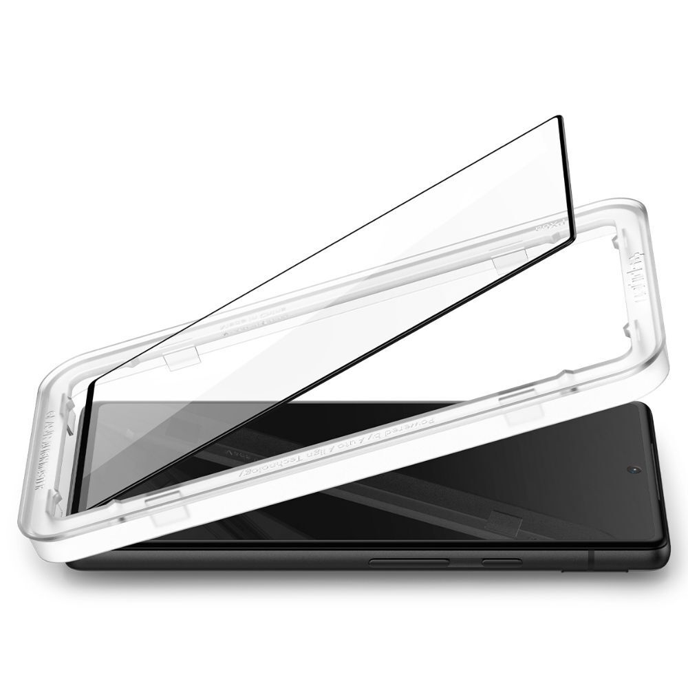 Czarny smartfon z ochraniaczem ekranu i ramką. Białe tło. Części rozdzielone.