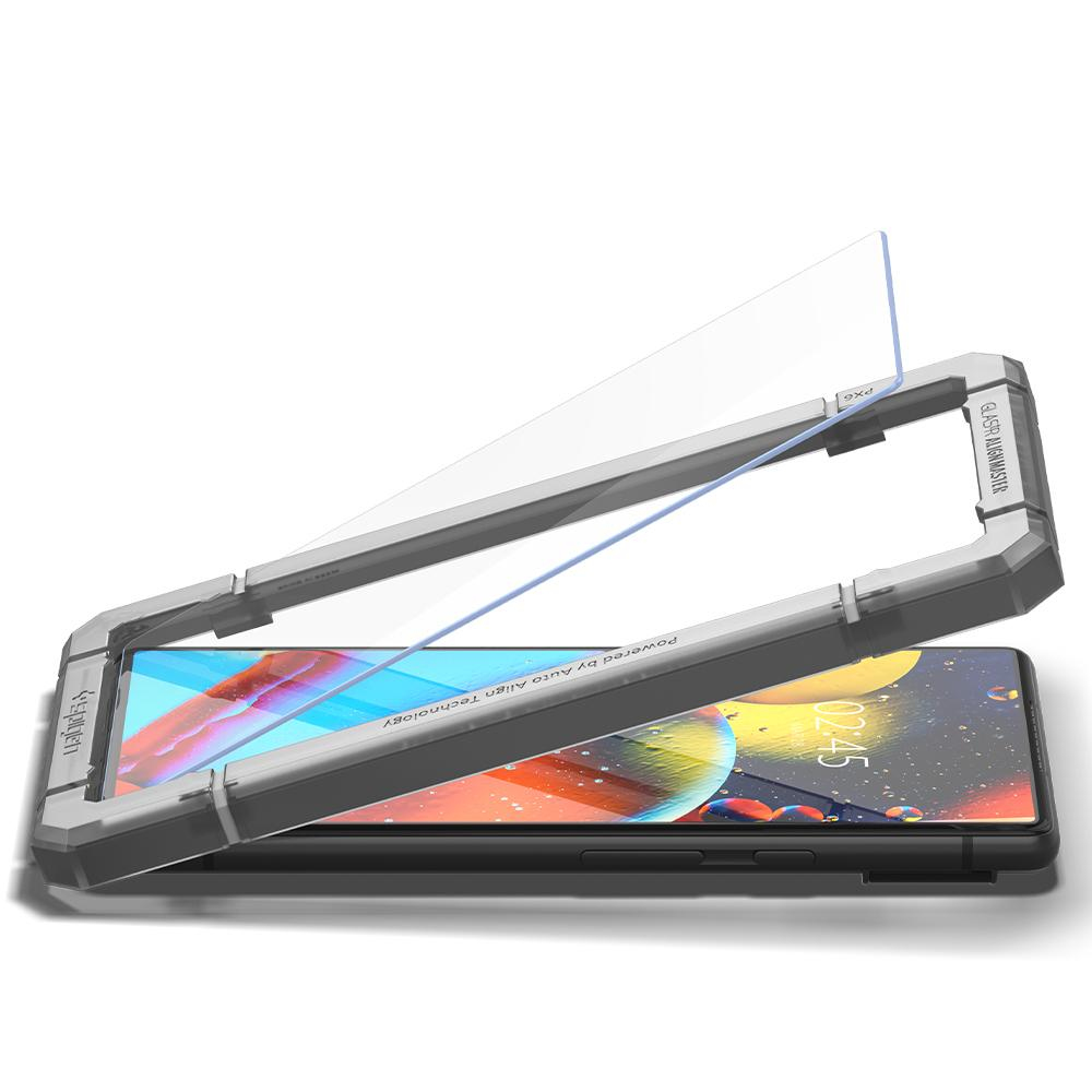 Telefon z ochraniaczem ekranu i ramką montażową. Czarny telefon, ochraniacz i ramka. Białe tło.