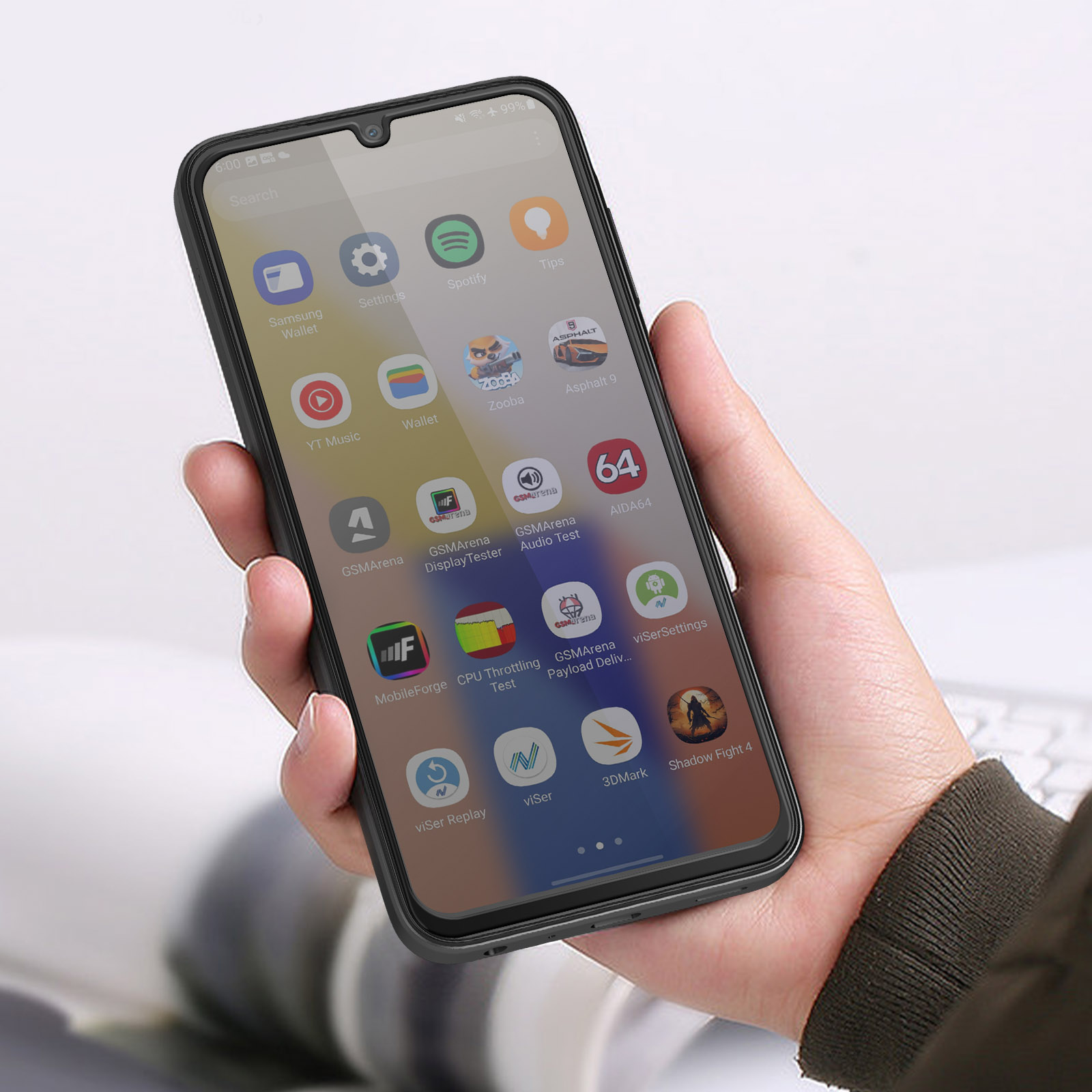 Mano che tiene un telefono nero con molte icone di app.