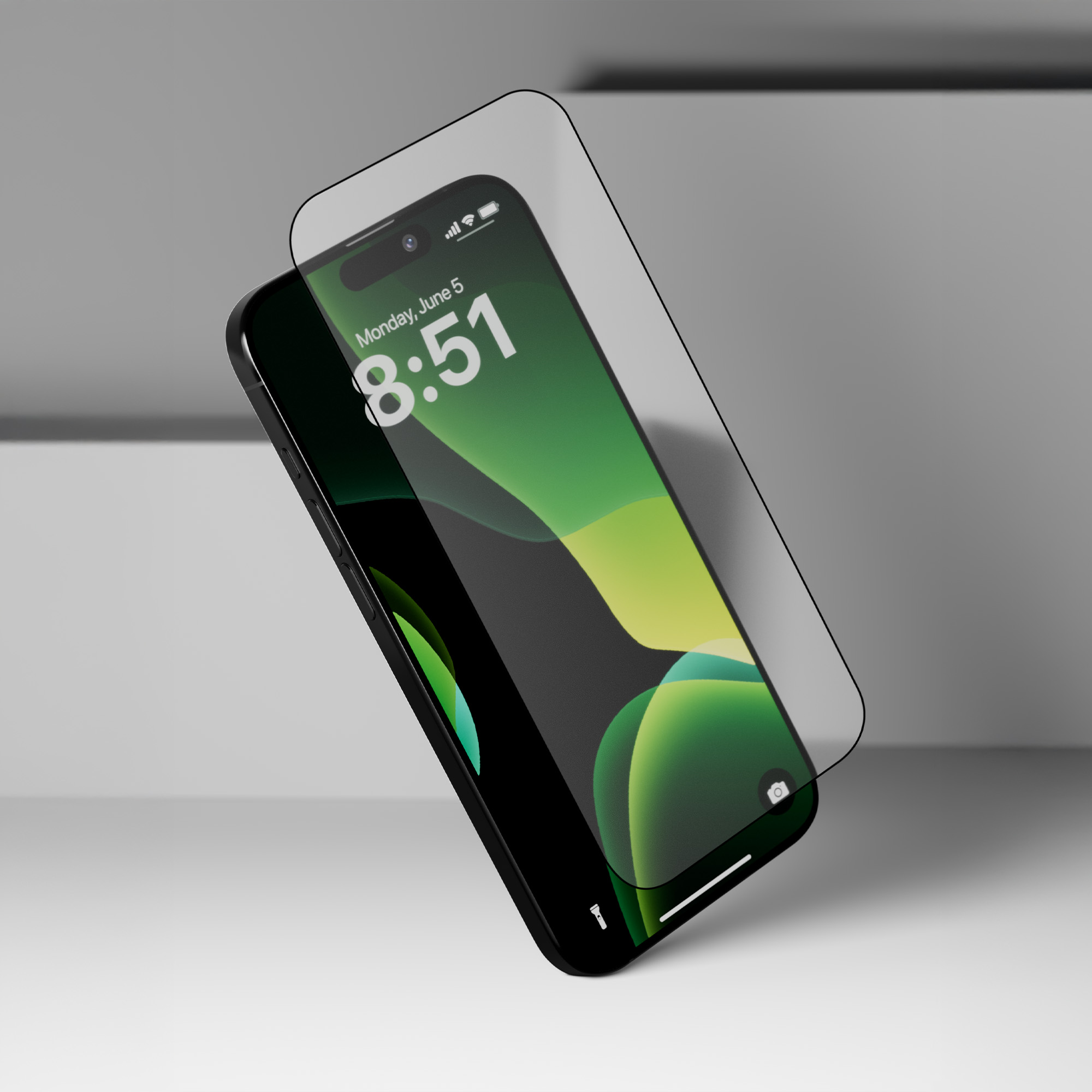 Czarny telefon z ochraniaczem ekranu, pochylony na białym tle.