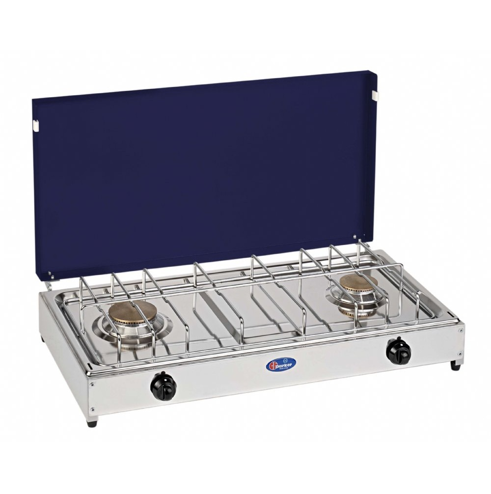 Un fornello a gas portatile con due bruciatori, un coperchio blu scuro e griglie argentate. Sono visibili manopole nere.
