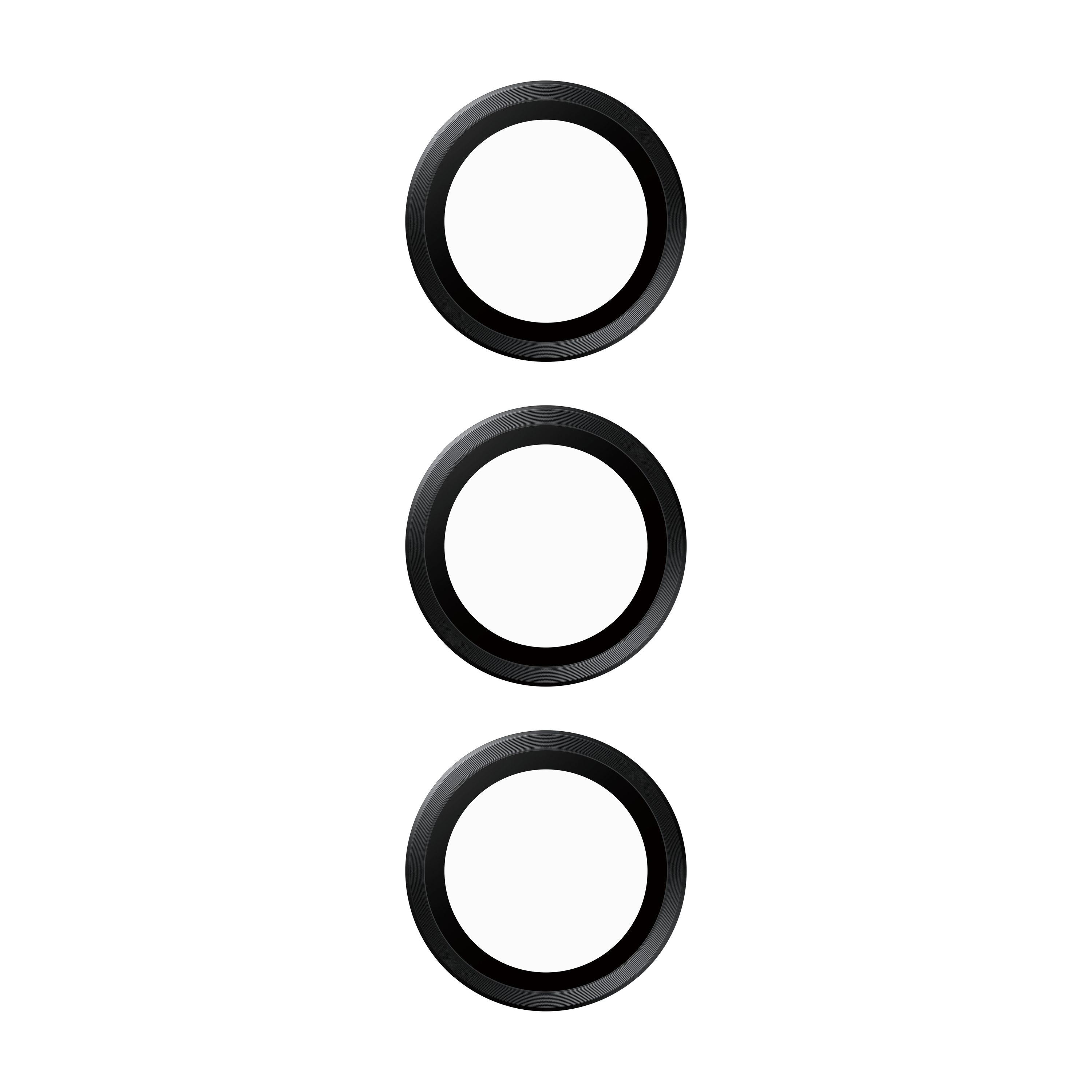 Tre protezioni per lenti di fotocamere nere, disposte verticalmente su uno sfondo bianco.