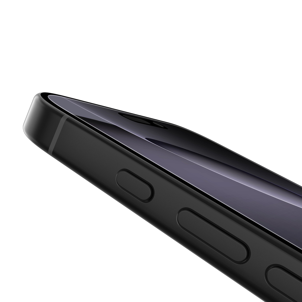 Primo piano del bordo di un telefono nero con una protezione schermo installata.