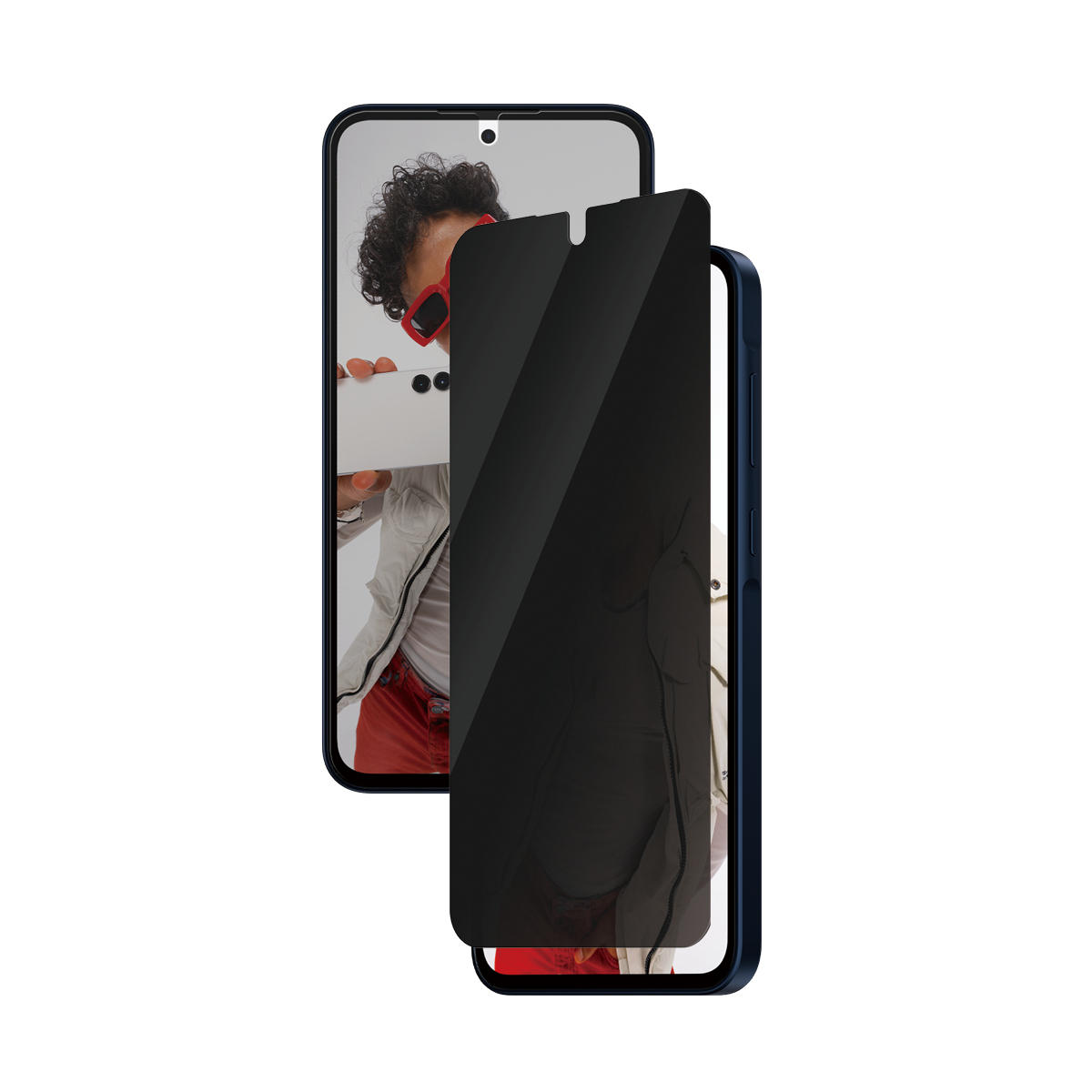 Una persona tiene in mano un telefono con una protezione schermo privacy. La scatola è visibile.
