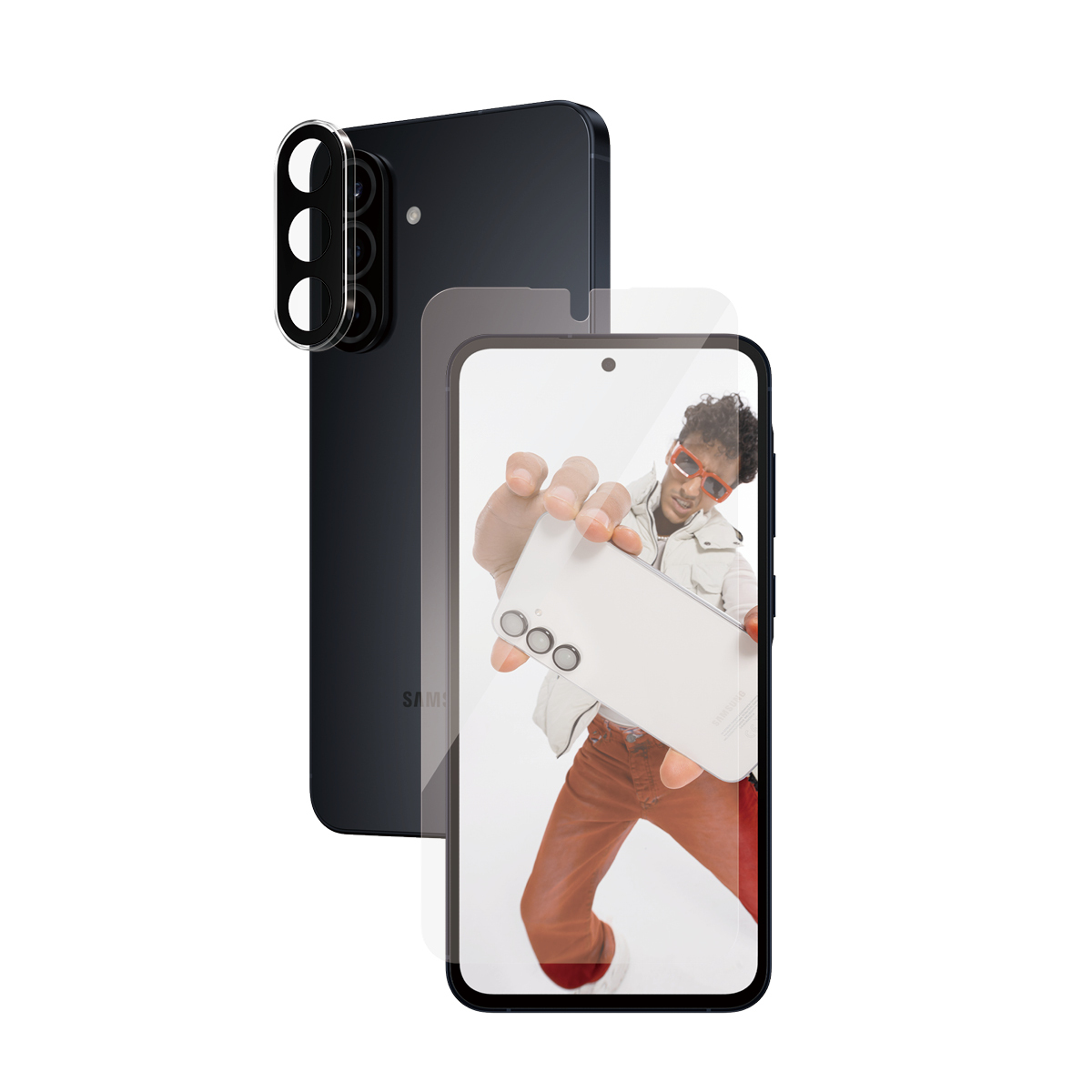 Un telefono con protezione schermo, uomo mostra il telefono, sfondo bianco.