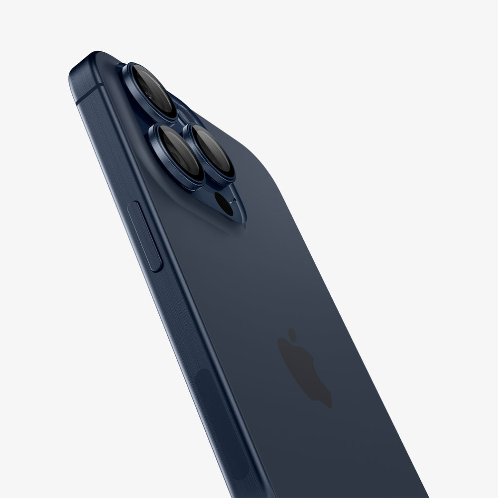 Niebieski telefon z potrójnym aparatem. Widoczne logo Apple. Białe tło.