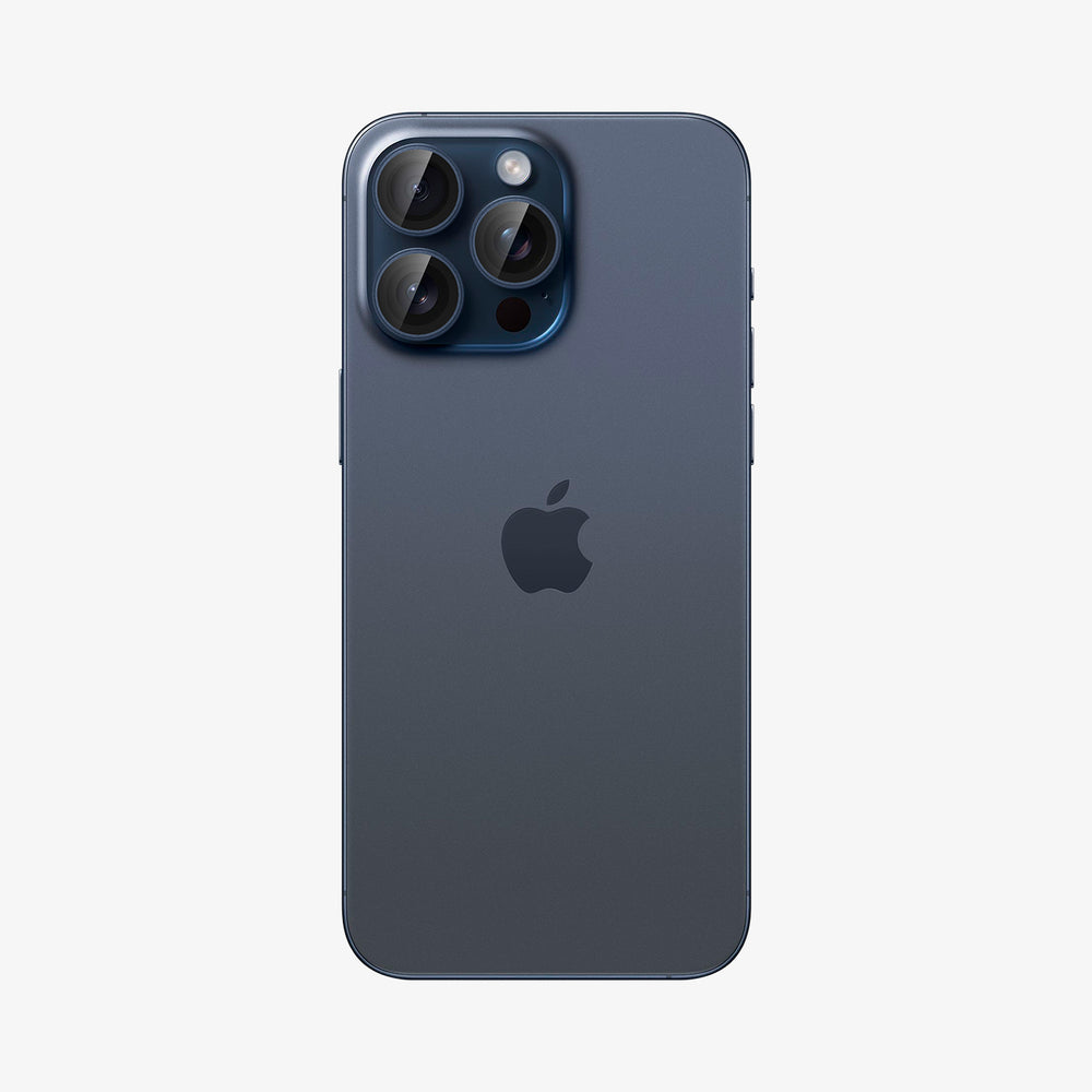 Niebieski telefon z wieloma tylnymi aparatami i logo Apple. Białe tło.