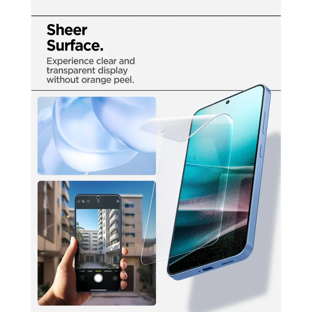 Telefon z osłoną ekranu. Przezroczysty wyświetlacz. Niebieski telefon. Budynek i dłoń trzymająca telefon w tle.