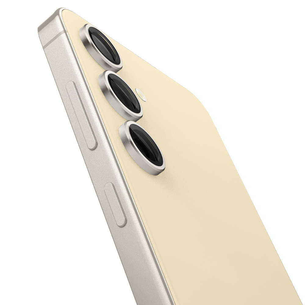 Primo piano di un telefono con tre lenti della fotocamera su retro color crema.