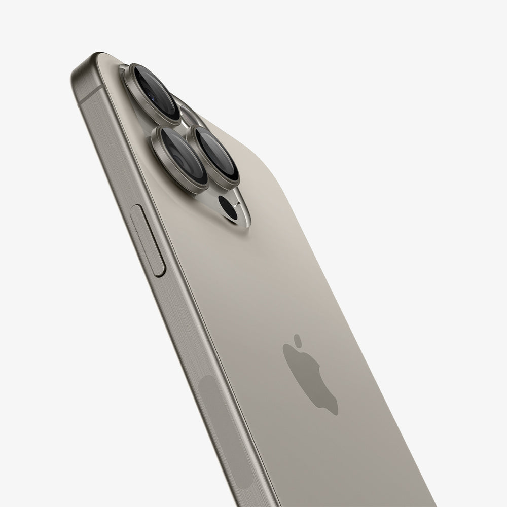 Zbliżenie srebrnego iPhone'a z obiektywami aparatu. Telefon jest skierowany w górę.