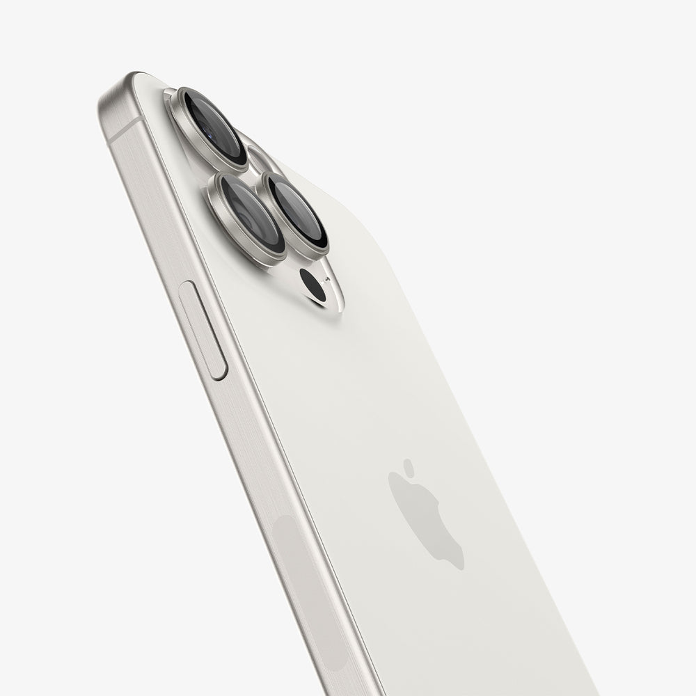 iPhone z boku. Widoczne są trzy obiektywy aparatu i srebrna krawędź.