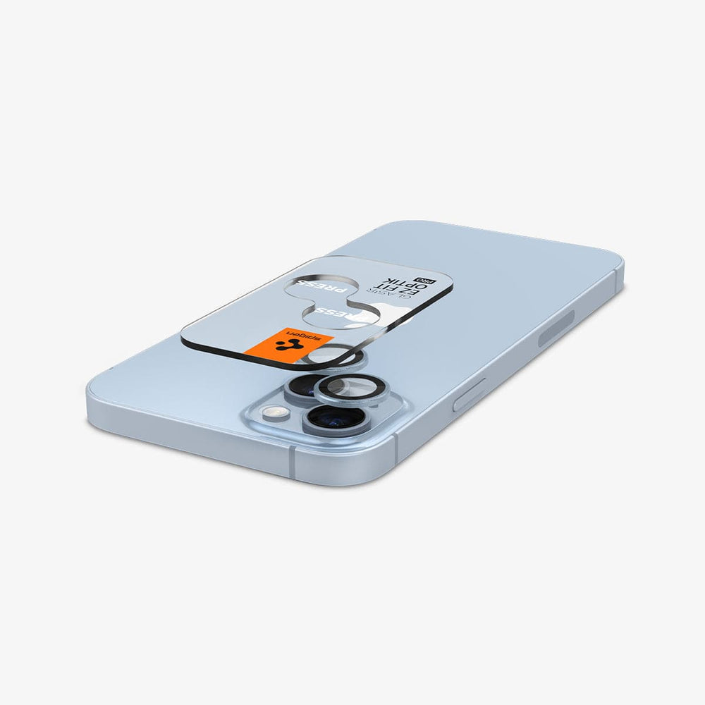 Jasnoniebieski telefon z częściowo nałożoną osłoną ekranu. Ochraniacz jest umieszczony na aparacie telefonu.