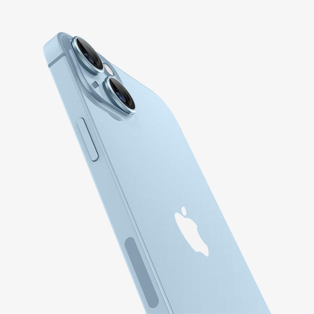 Zbliżenie jasnoniebieskiego telefonu z obiektywami aparatu. Telefon jest lekko pochylony w górę.