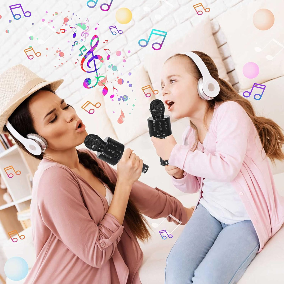 Zwei Personen singen in Mikrofone, tragen Kopfhörer. Bunte Noten im Hintergrund.