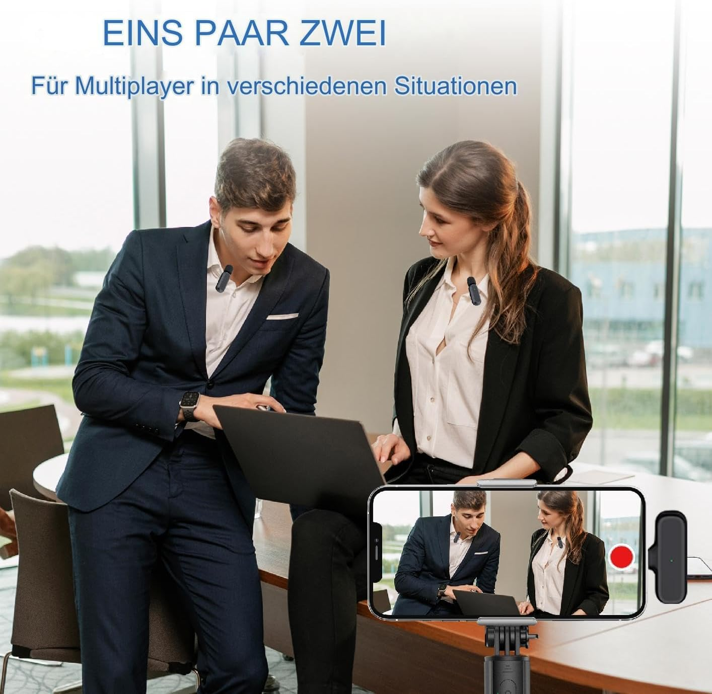 Zwei Personen in Anzügen mit Mikrofonen befinden sich in einem Raum. Ein Telefon auf dem Tisch zeigt eine Aufnahme von ihnen.