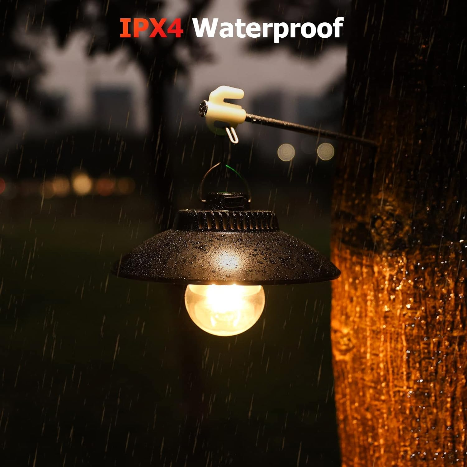 Eine schwarze Lampe im Regen. Das Bild sagt: 'IPX4 Wasserdicht'.