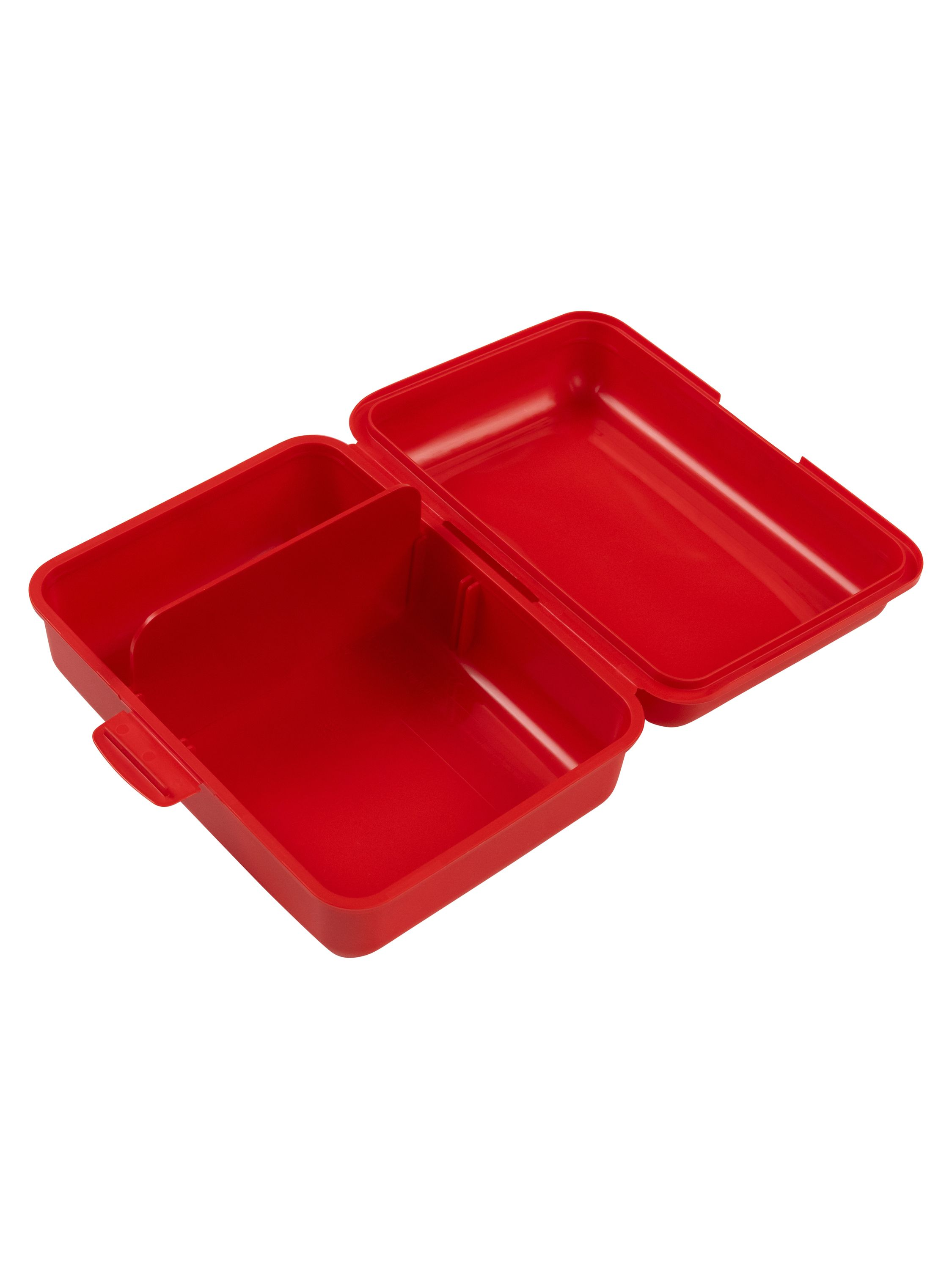 Rote, offene Lunchbox mit drei Fächern. Weißer Hintergrund.