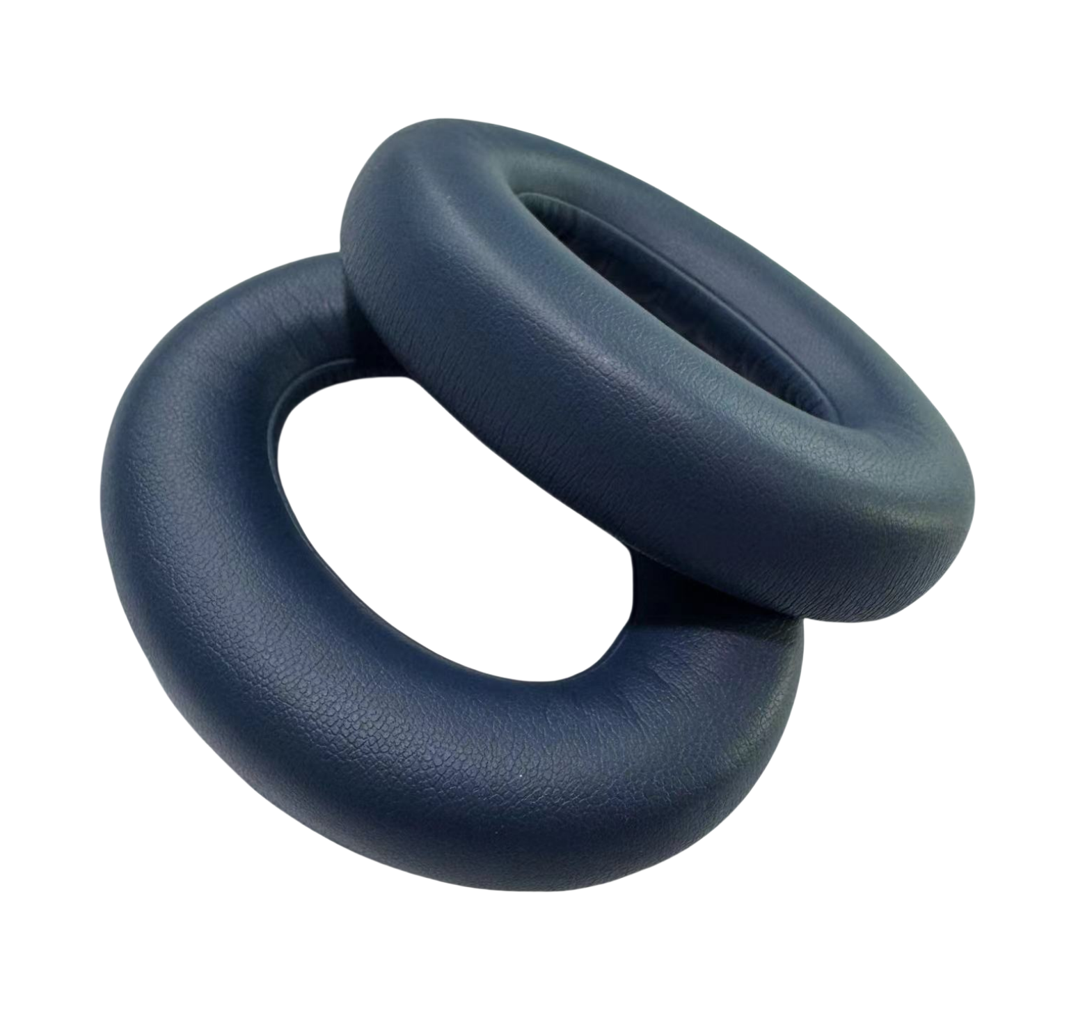 Due cuscinetti auricolari blu scuro per cuffie impilati. Sfondo bianco.