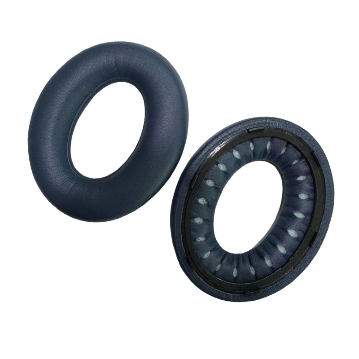 Due cuscinetti auricolari blu scuro per cuffie. Uno con cuscino, l'altro solido.