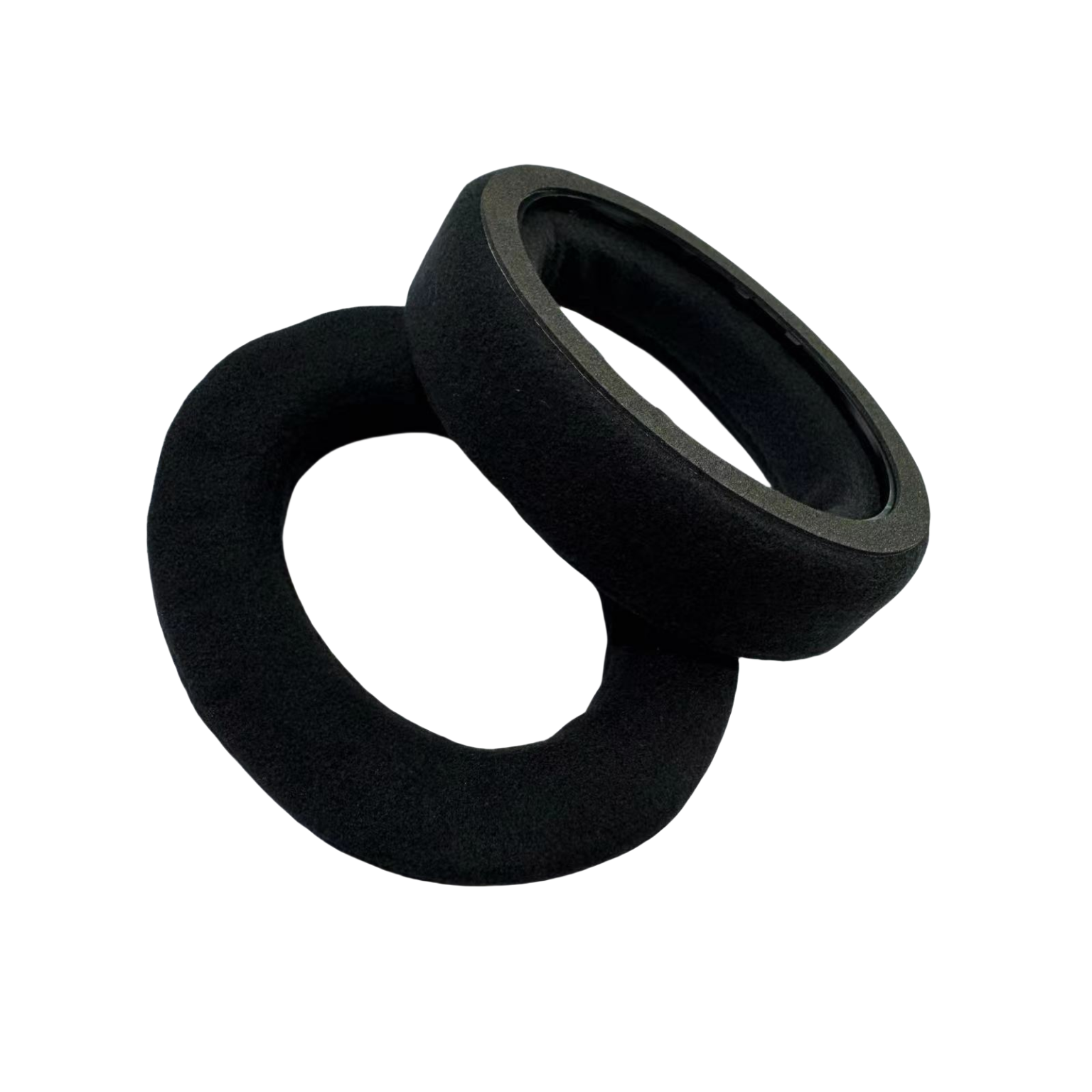 Due cuscinetti auricolari neri, con un ritaglio interno circolare e uno sfondo bianco.