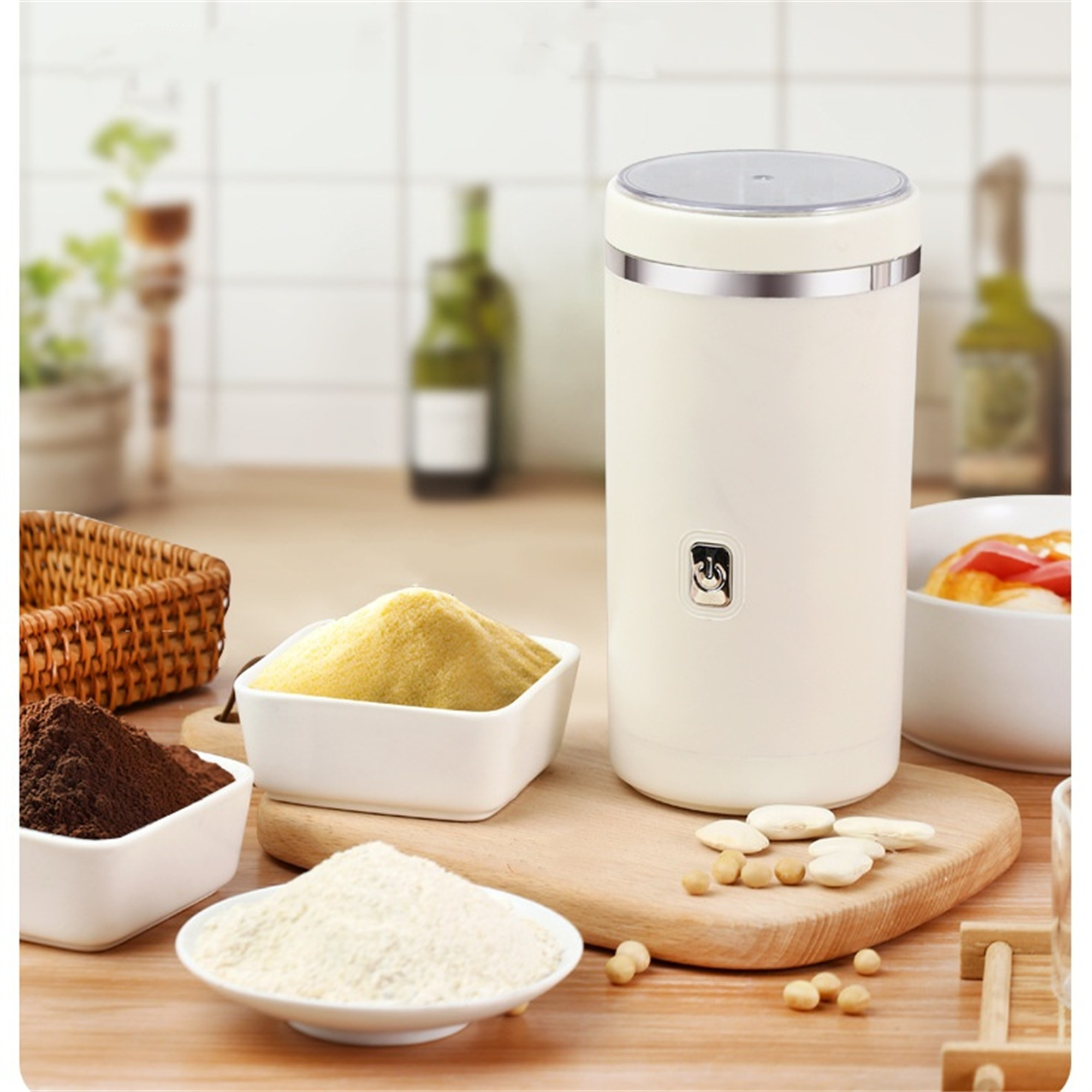 Ein weißer und silberner elektrischer Mixer steht auf einem Holzbrett mit Zutaten drumherum.