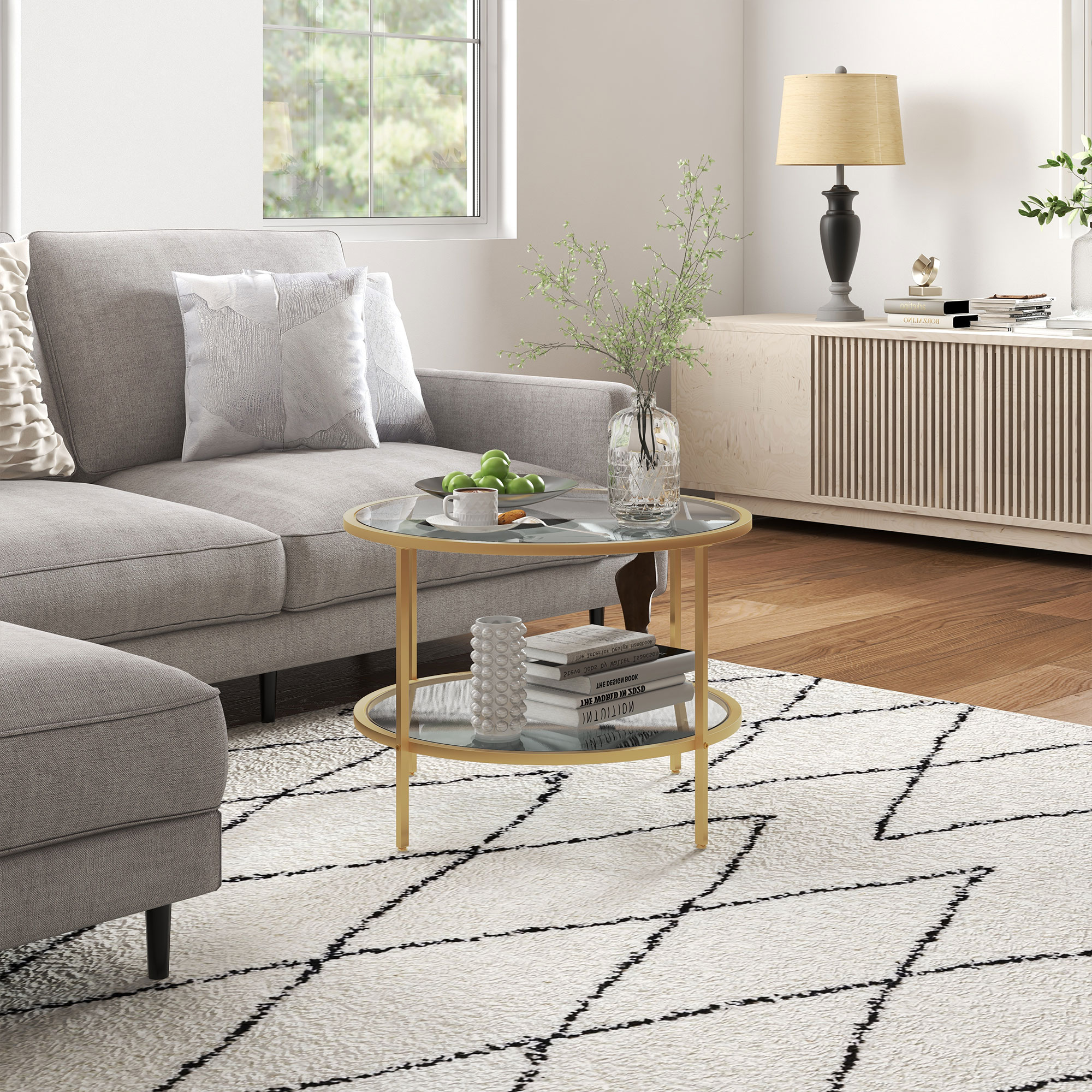 Eine Wohnzimmerszene mit einem goldenen Couchtisch, Glasplatte, Sofa und Dekorationselementen.