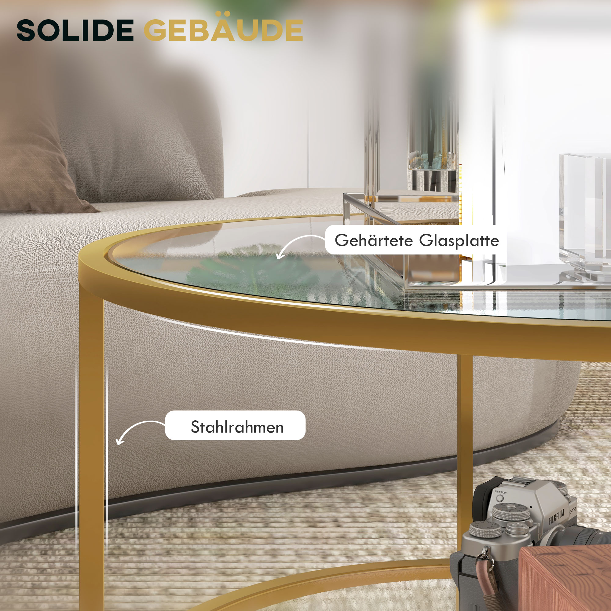 Ein goldfarbener Couchtisch mit Glasplatte, der sein Gestell und Details zeigt, in einem Wohnzimmer platziert.