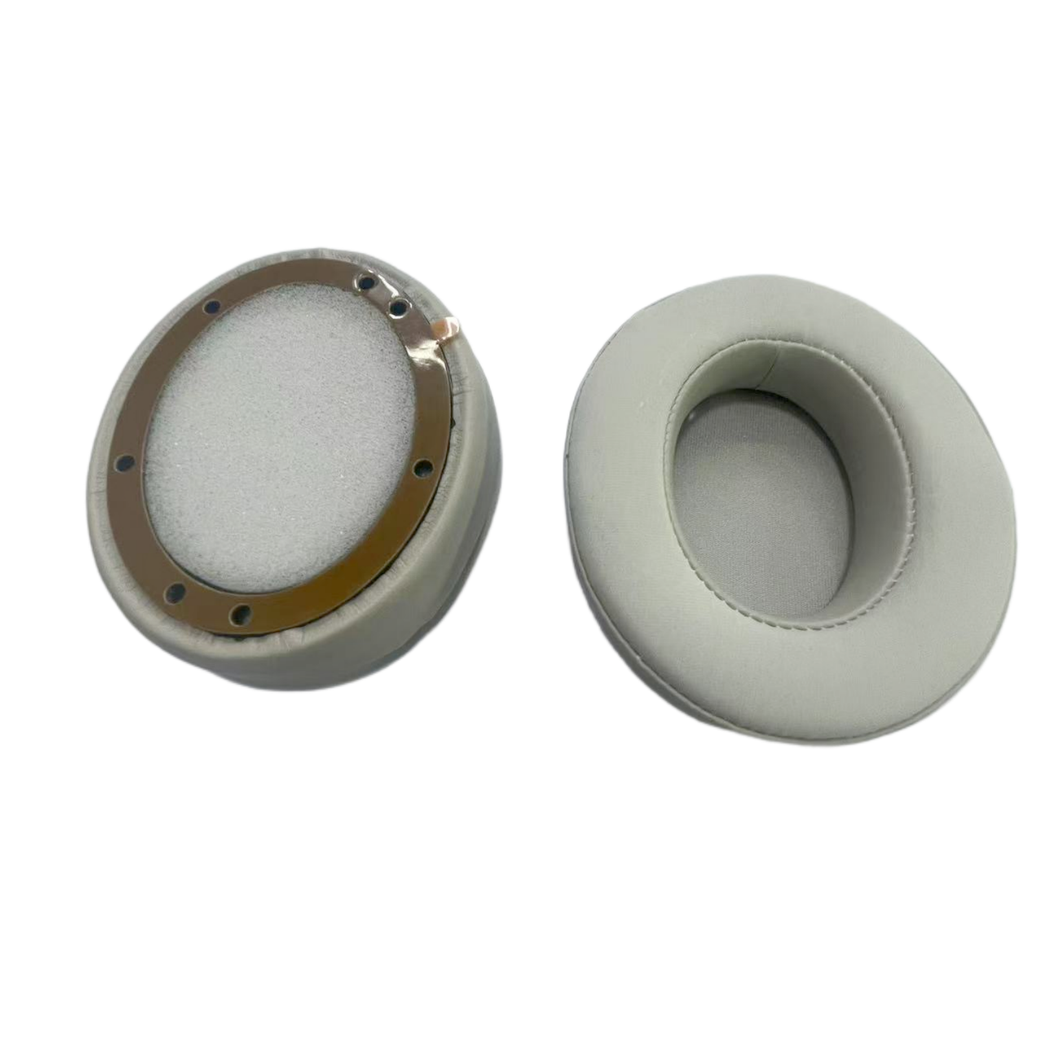 Due cuscinetti bianchi, con centro in schiuma e anello metallico, uno accanto all'altro.