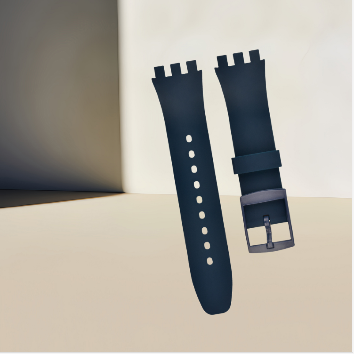 Blaue Uhrenarmbänder mit quadratischen Enden und Schnalle. Beige und weißer Hintergrund.