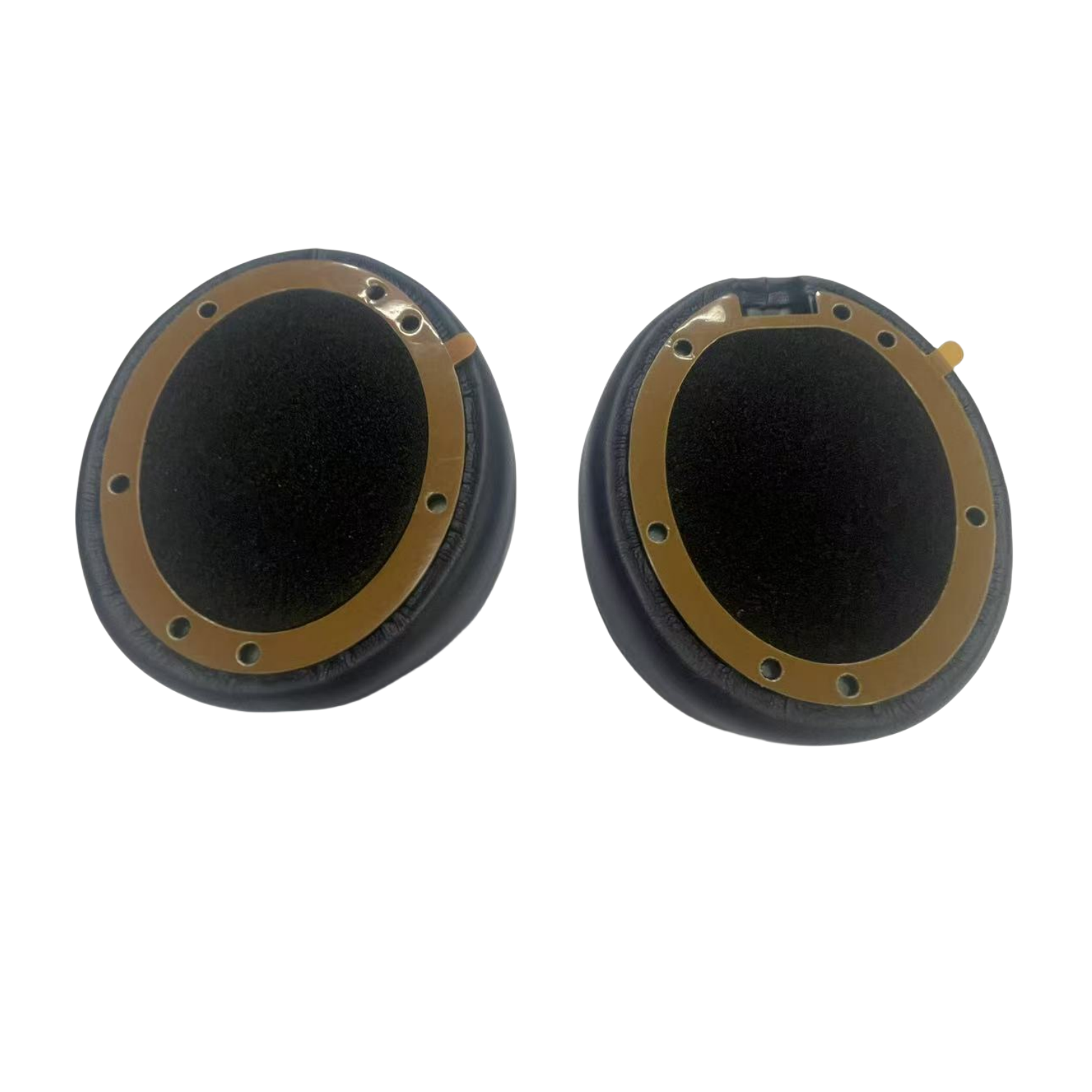 Due cuscinetti auricolari per cuffie. Neri, similpelle, con anello dorato e dettagli marroni.