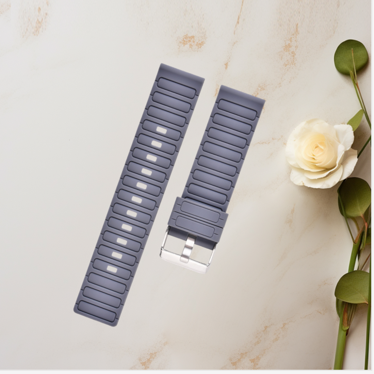 Zwei graue Uhrenarmbänder mit Metallschnallen, mit Blumen dekoriert.